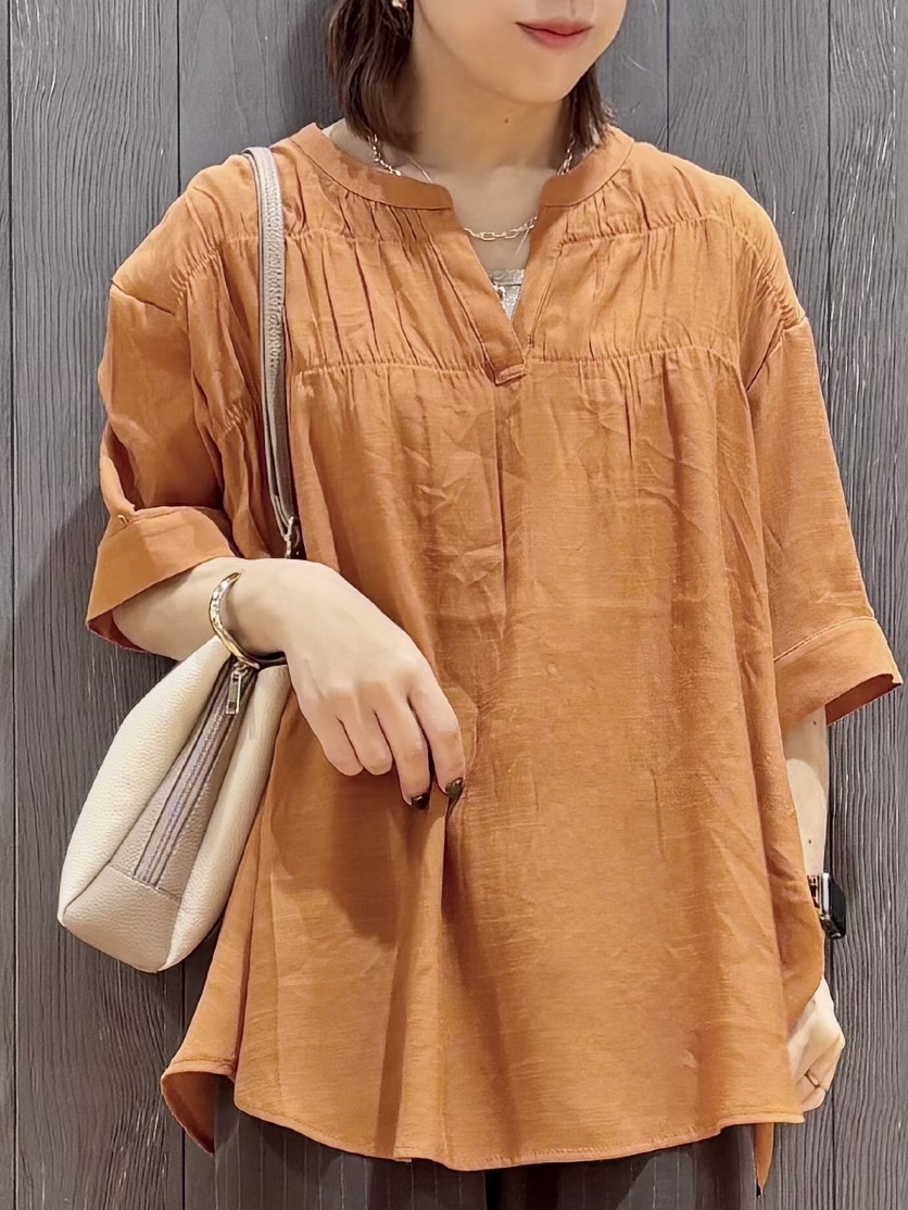 meiさんの「SHOO･LA･RUE｜【ひんやり/UV】お袖の長さが調整出来る シャーリングスキッパーブラウス」を使ったコーディネート