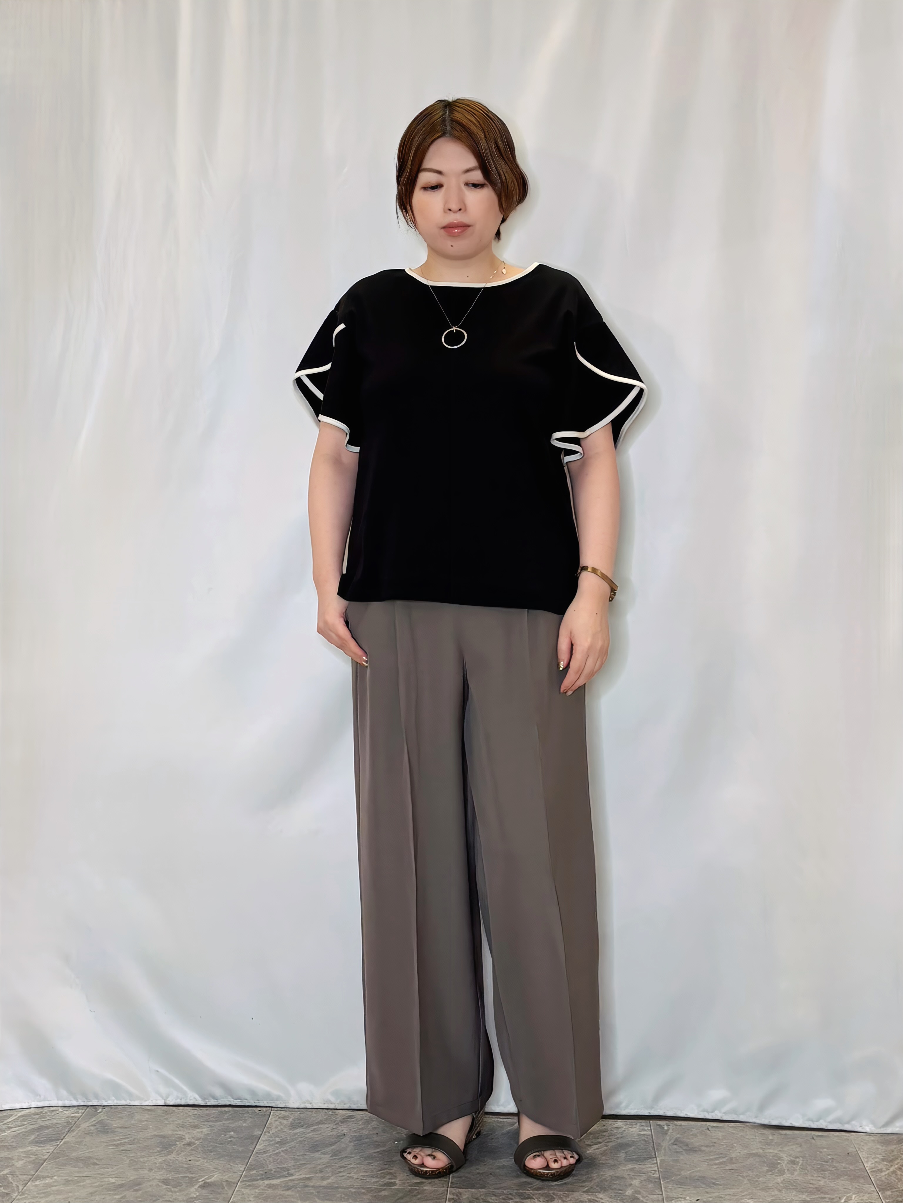 たみさんの「SHOO･LA･RUE｜【ひんやり/洗濯機可/S-LL】配色パイピング フレアスリーブトップス」を使ったコーディネート