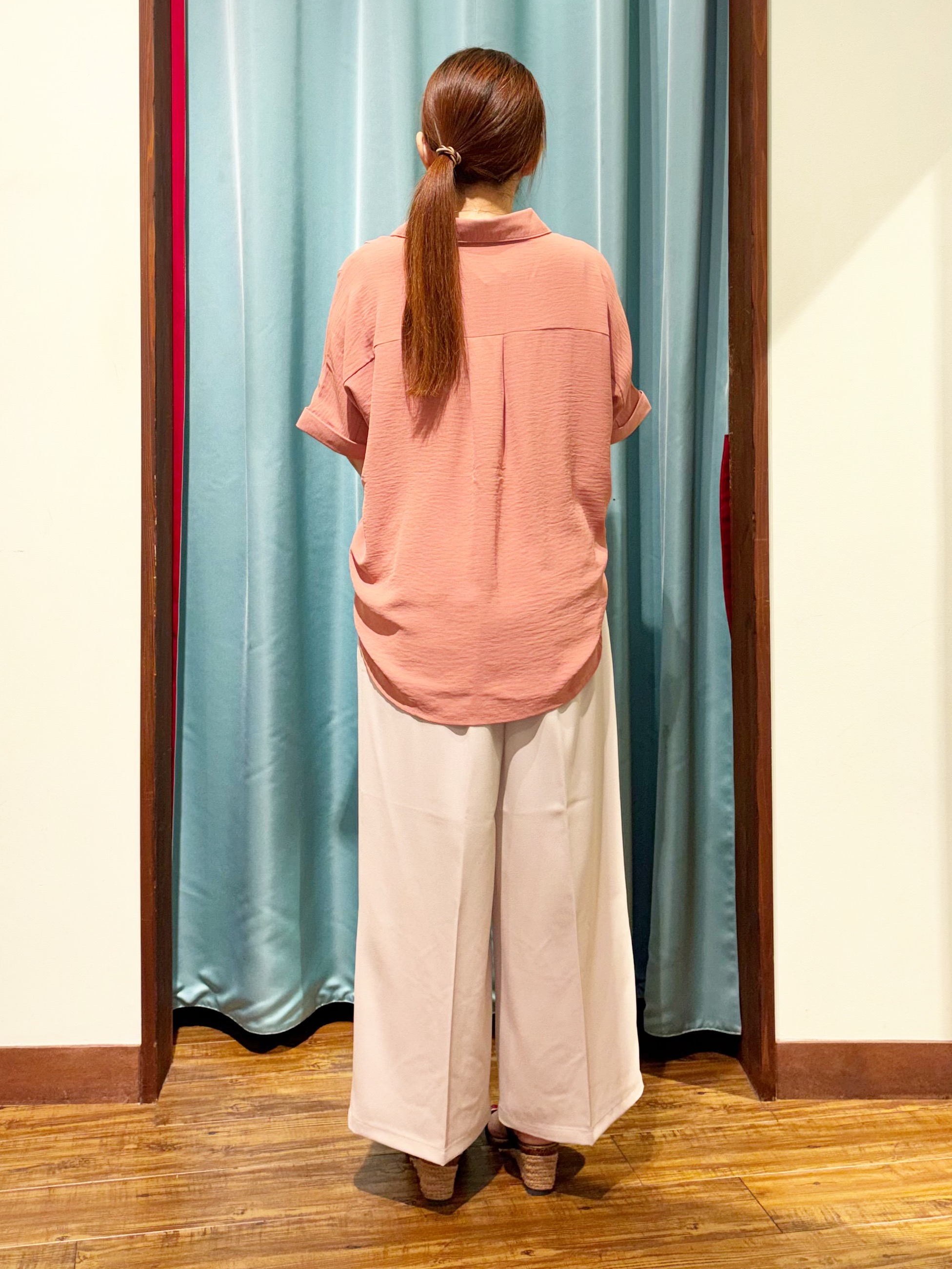 tukiさんの「SHOO･LA･RUE｜【ひんやり/洗濯機可/S-LL】肩タックとロールアップでこなれ見え デザイン半袖シャツ」を使ったコーディネート
