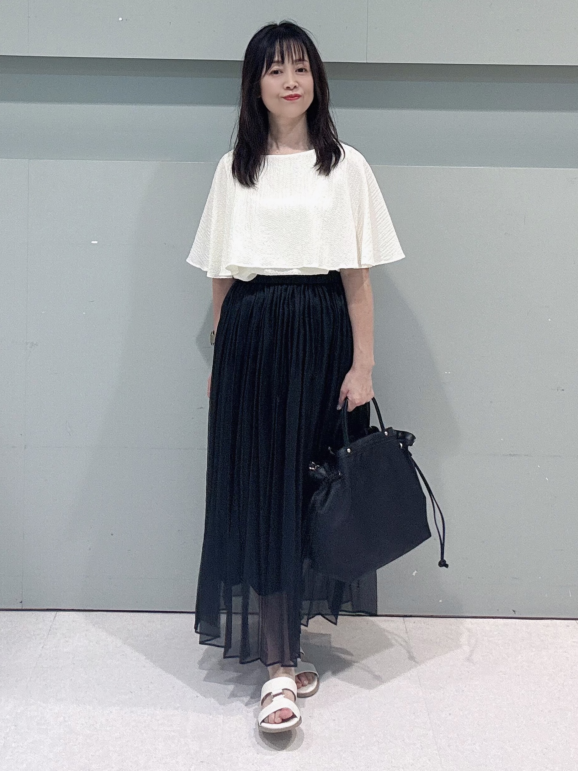 makiさんの「UNTITLED｜【洗える/ストレッチ性/フェミニン】ケープデザインブラウス」を使ったコーディネート