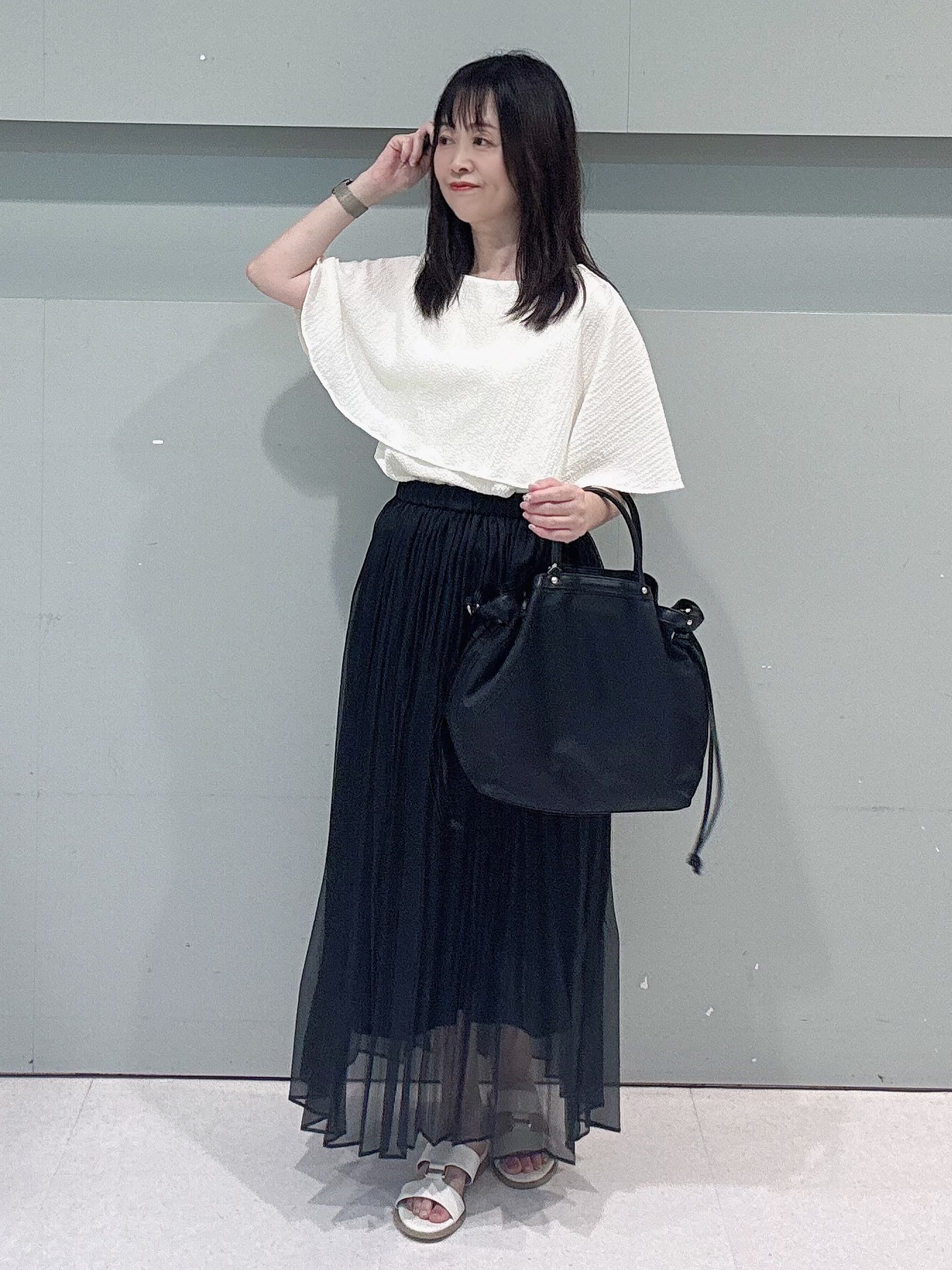 makiさんの「UNTITLED｜【洗える/ストレッチ性/フェミニン】ケープデザインブラウス」を使ったコーディネート
