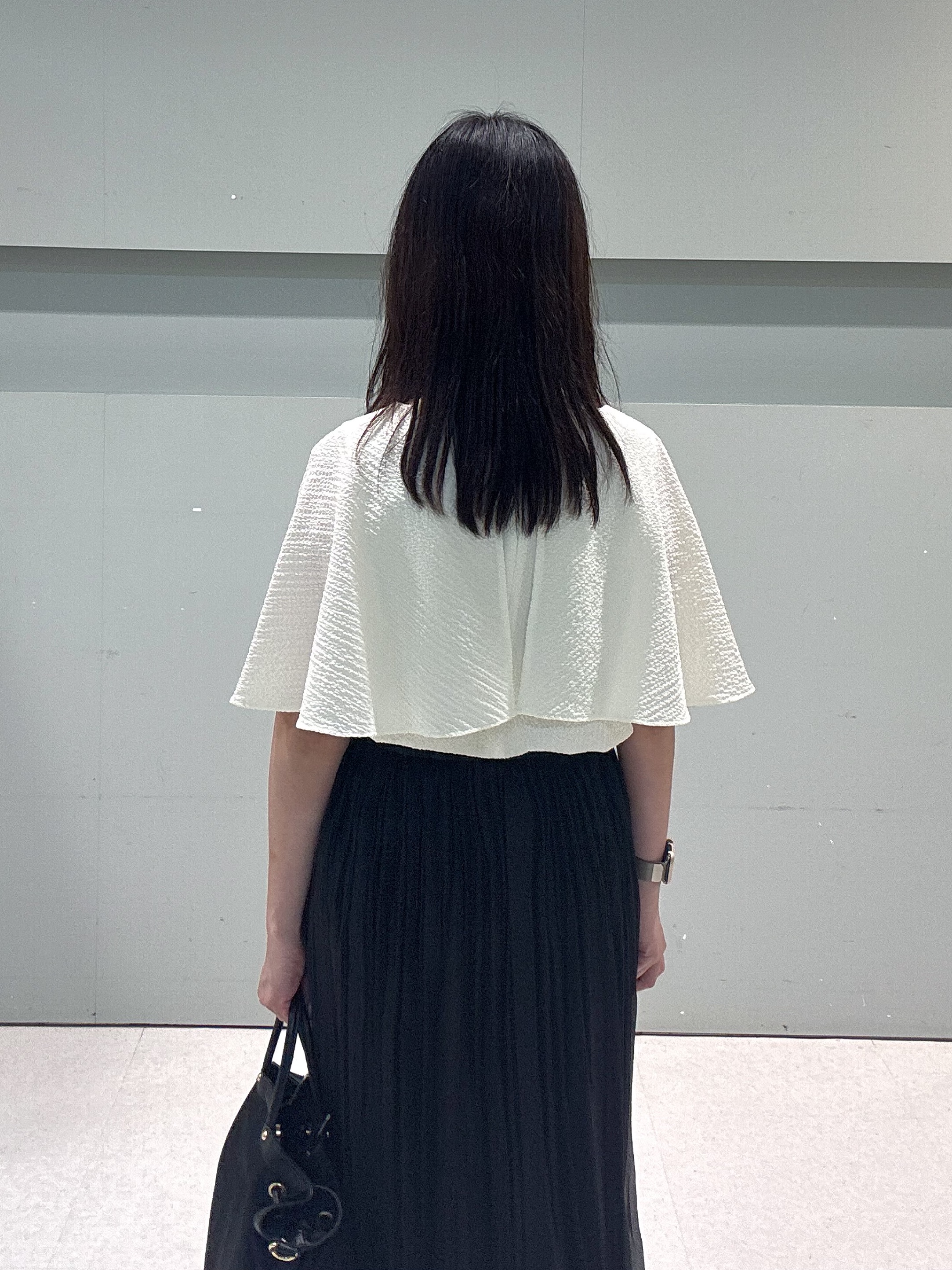 makiさんの「UNTITLED｜【洗える/ストレッチ性/フェミニン】ケープデザインブラウス」を使ったコーディネート