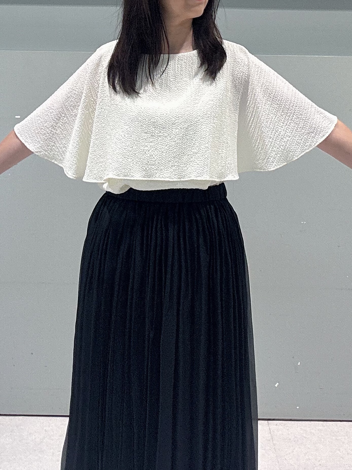 makiさんの「UNTITLED｜【洗える/ストレッチ性/フェミニン】ケープデザインブラウス」を使ったコーディネート