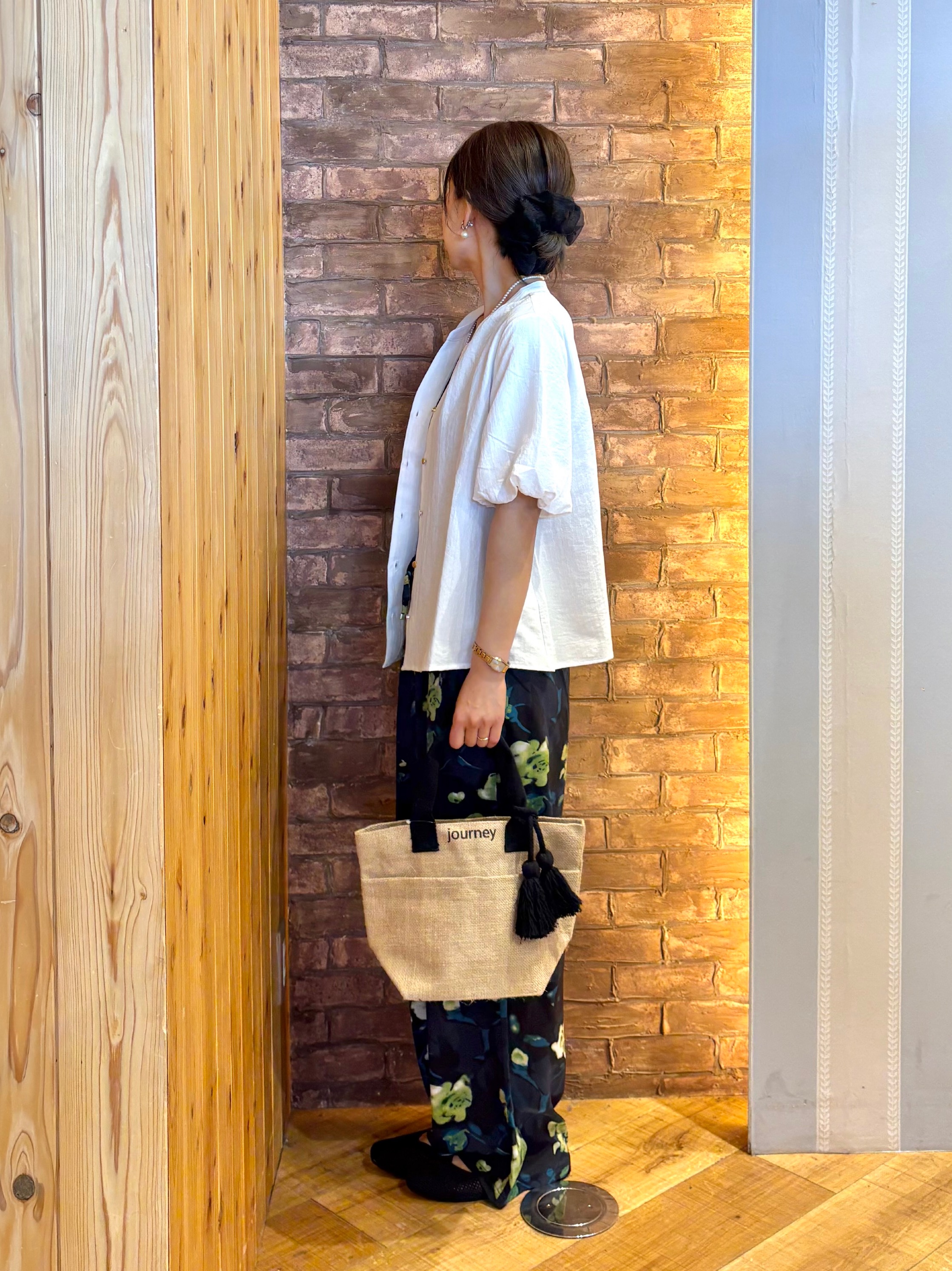 mieさんの「SHOO･LA･RUE｜【S-LL/洗濯機可】バルーンスリーブ　キーネックブラウス」を使ったコーディネート