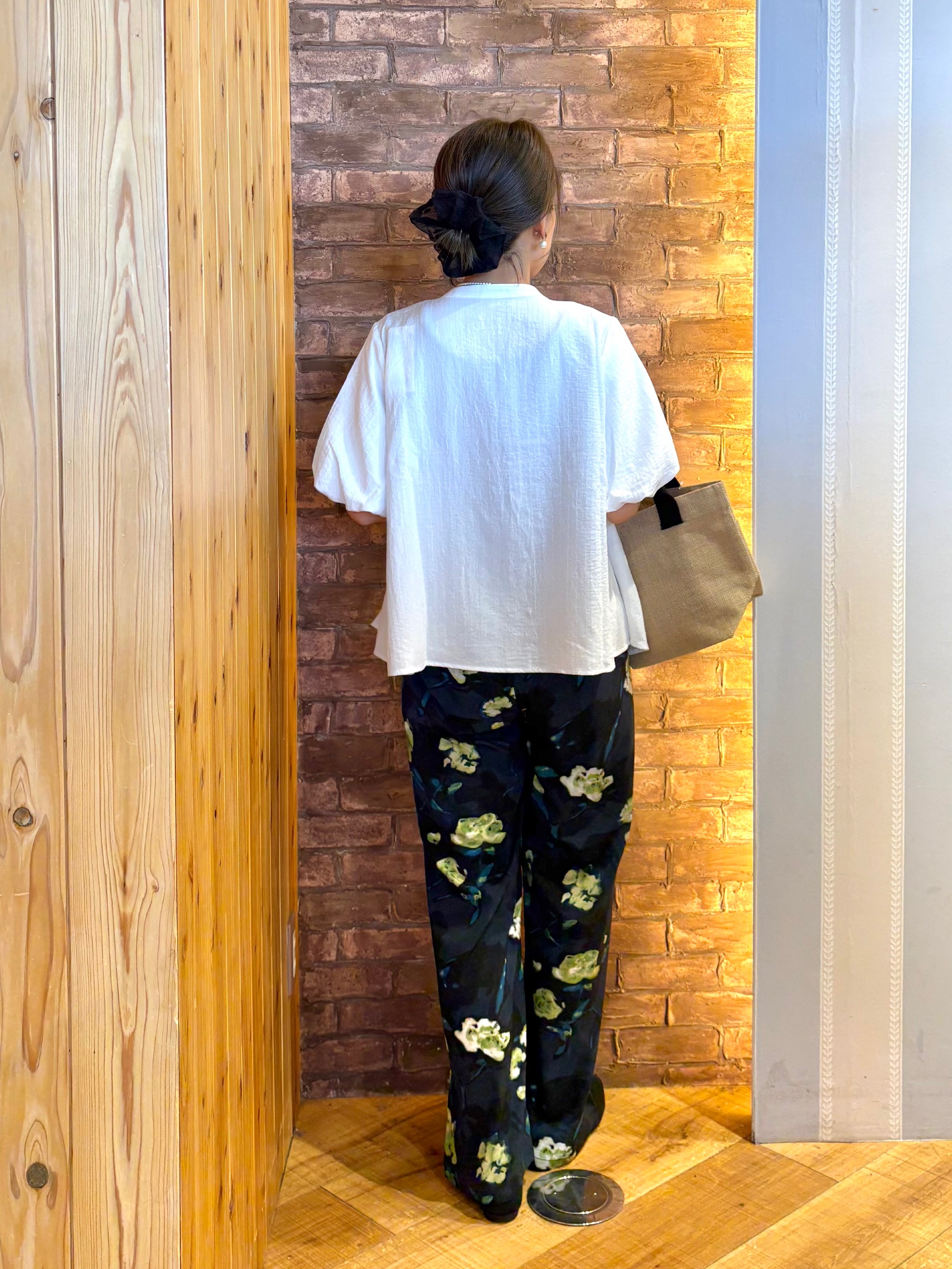 mieさんの「SHOO･LA･RUE｜【S-LL/洗濯機可】バルーンスリーブ　キーネックブラウス」を使ったコーディネート