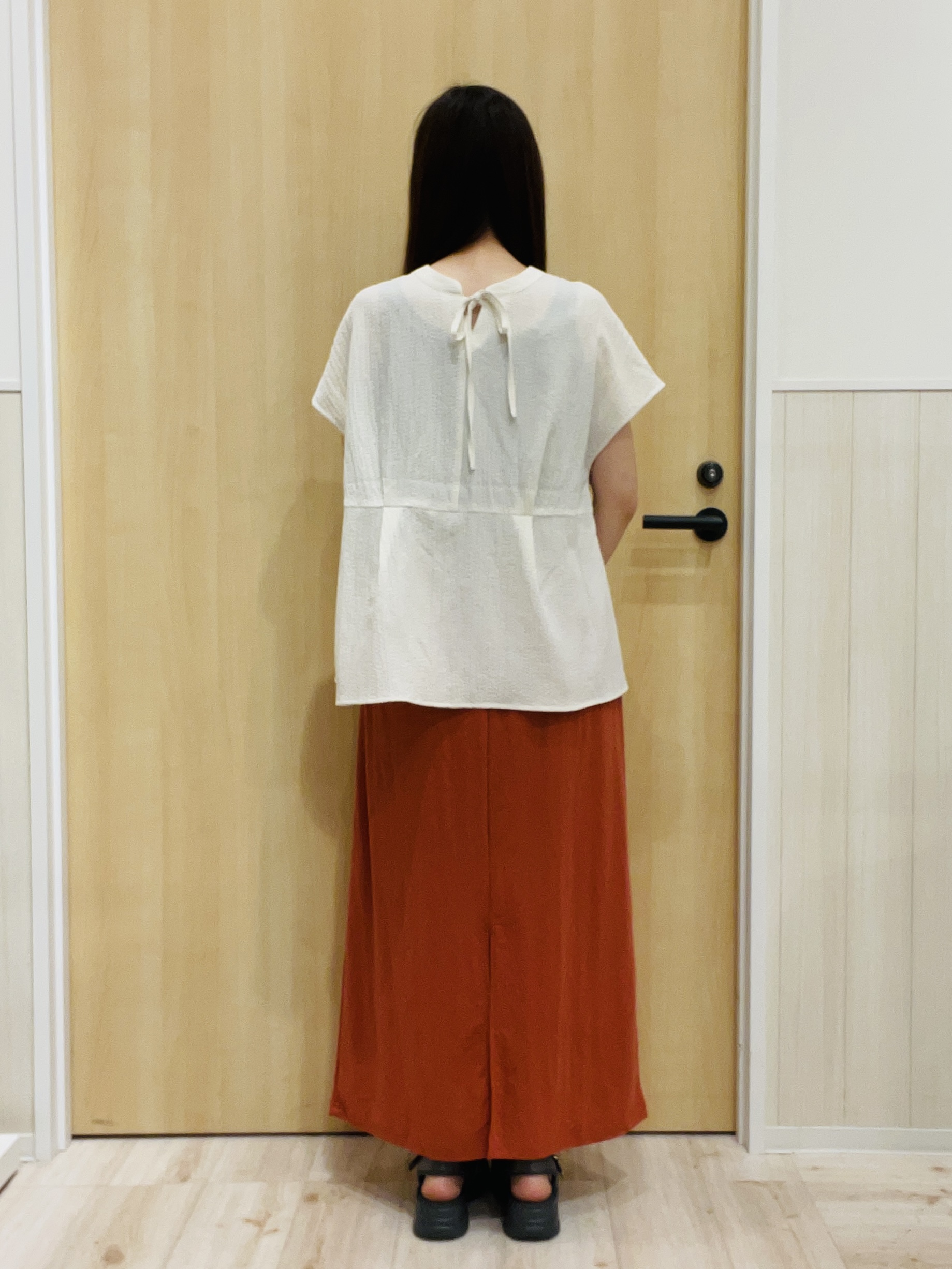 minamiさんの「SHOO･LA･RUE｜【前後2WAY/S-LL/洗濯機可】インしない リボンがアクセント ウエストタックブラウス」を使ったコーディネート