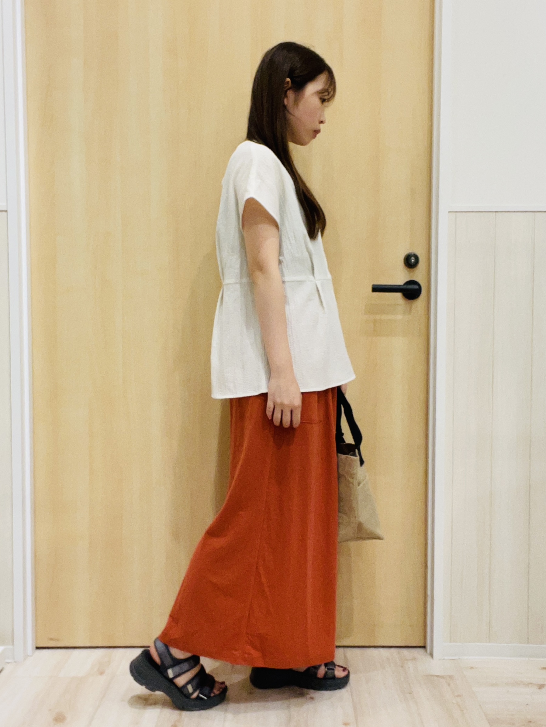 minamiさんの「SHOO･LA･RUE｜【前後2WAY/S-LL/洗濯機可】インしない リボンがアクセント ウエストタックブラウス」を使ったコーディネート