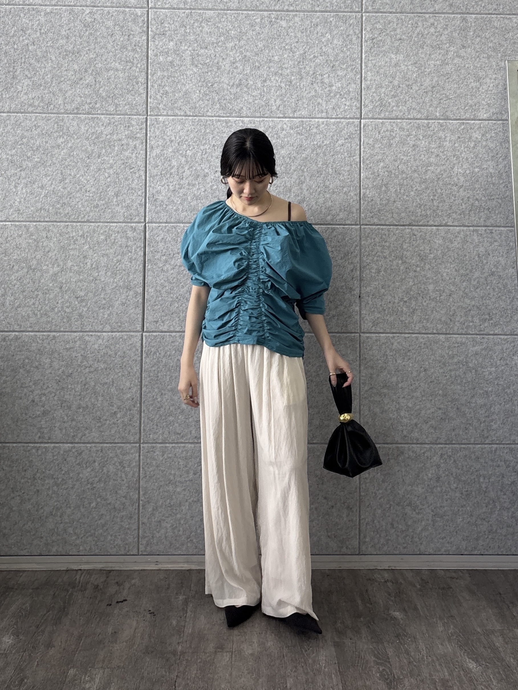 rinaさんの「INDIVI｜シャーリングオフショルブラウス」を使ったコーディネート