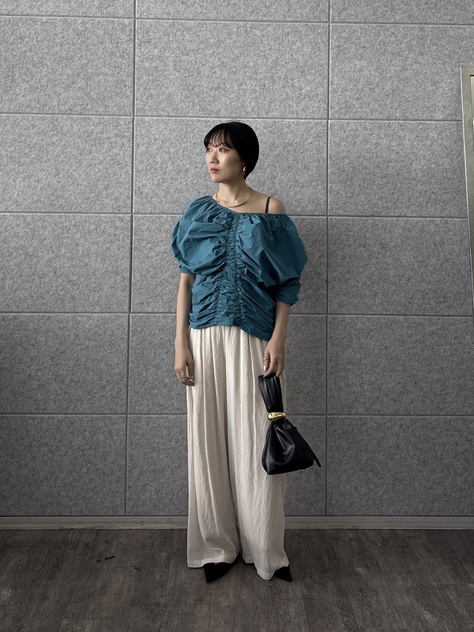 rinaさんの「INDIVI｜シャーリングオフショルブラウス」を使ったコーディネート