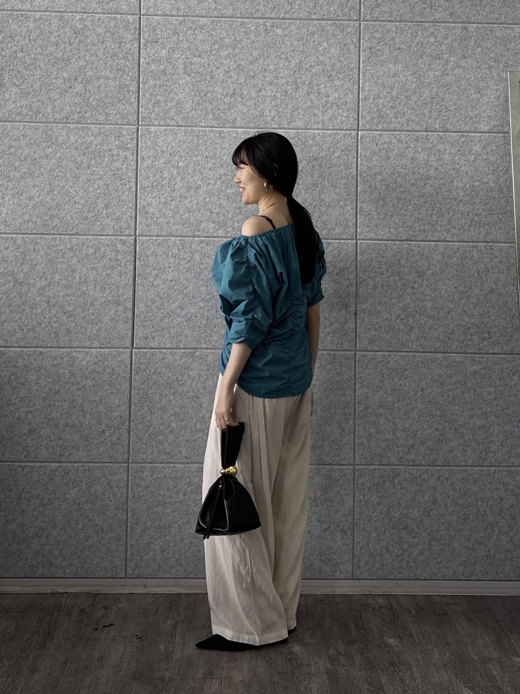 rinaさんの「INDIVI｜シャーリングオフショルブラウス」を使ったコーディネート