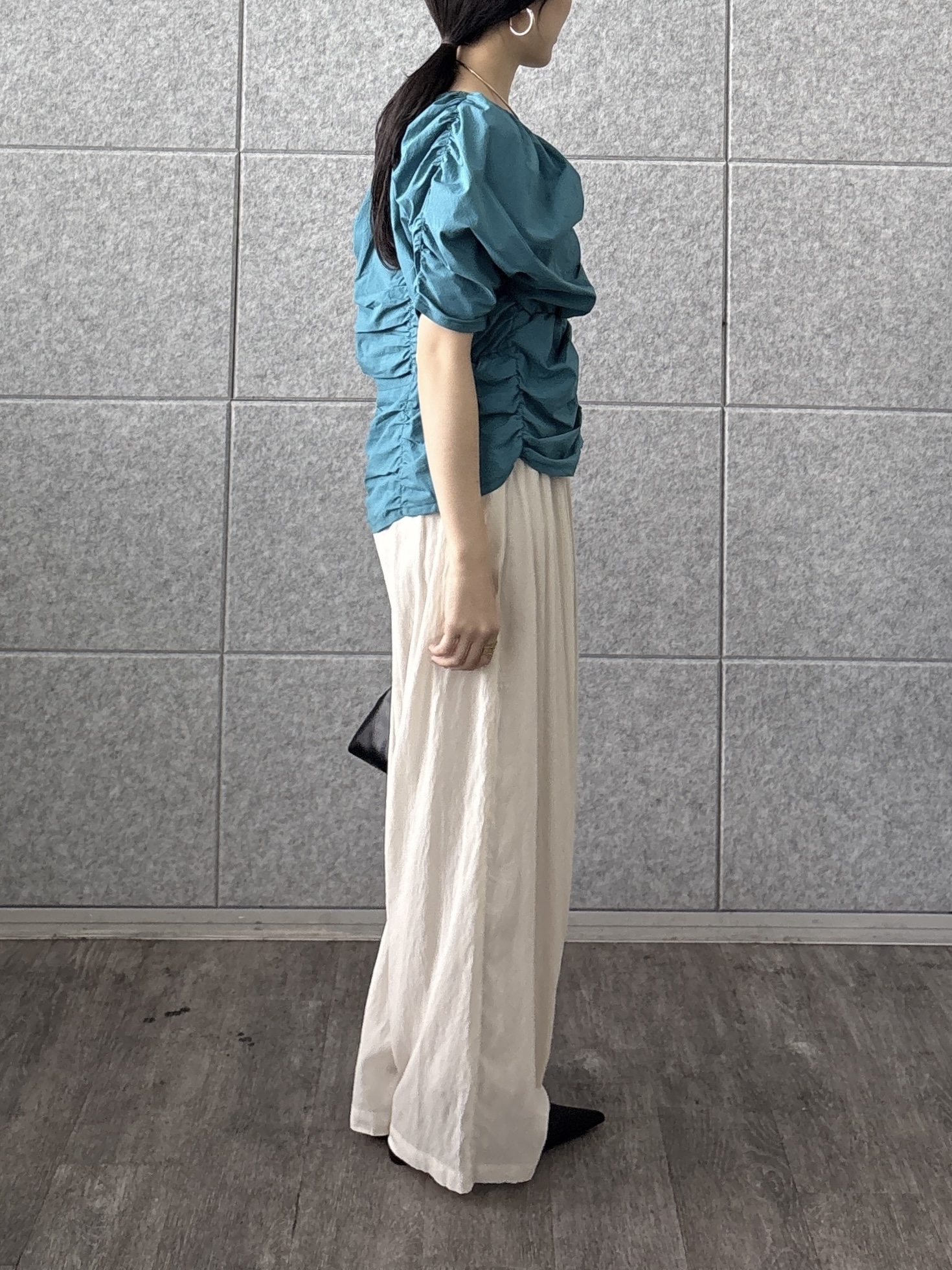 rinaさんの「INDIVI｜シャーリングオフショルブラウス」を使ったコーディネート