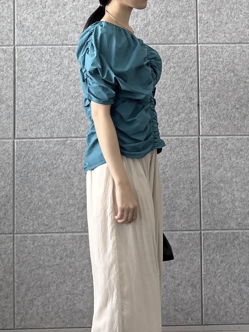 rinaさんの「INDIVI｜シャーリングオフショルブラウス」を使ったコーディネート