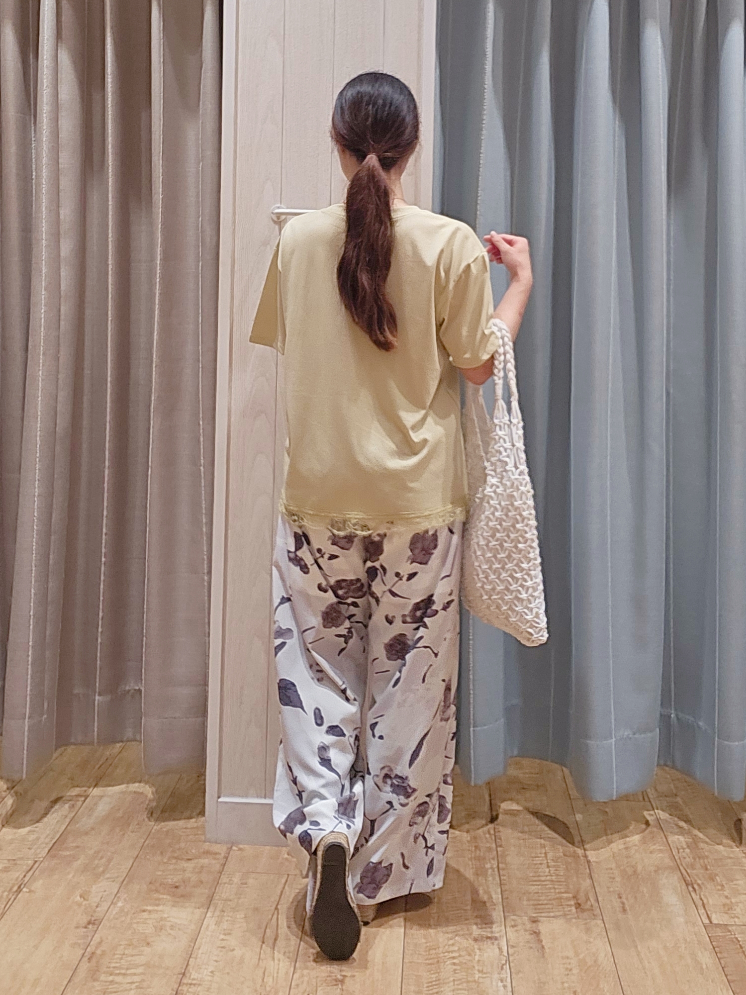 miyaさんの「SHOO･LA･RUE｜【ひんやり/S-LL/洗濯機可】無地コーデのアクセントに 水彩フラワープリントイージーワイドパンツ」を使ったコーディネート