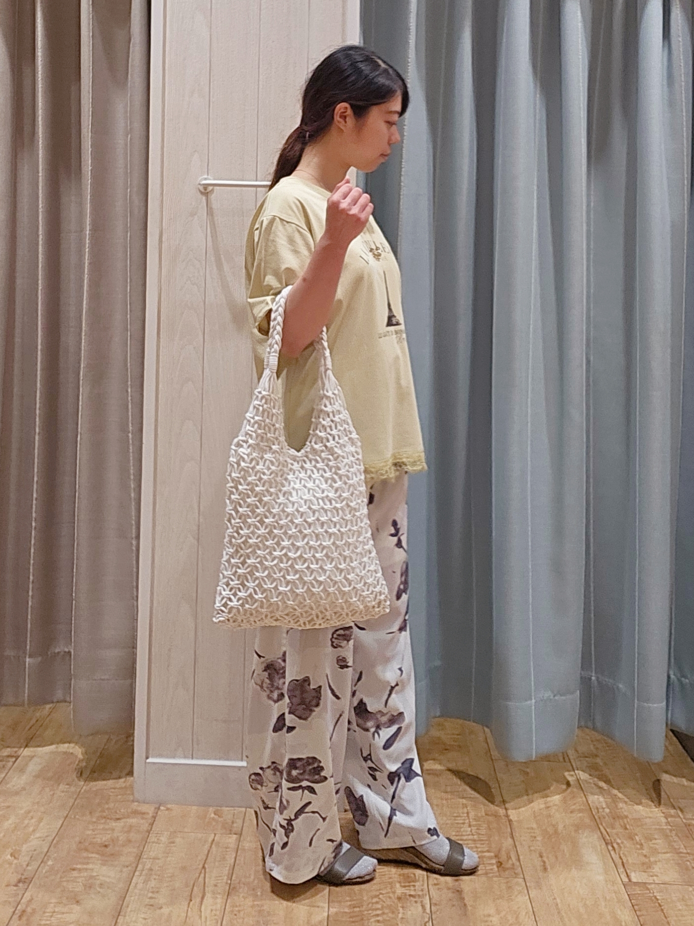 miyaさんの「SHOO･LA･RUE｜【ひんやり/S-LL/洗濯機可】無地コーデのアクセントに 水彩フラワープリントイージーワイドパンツ」を使ったコーディネート