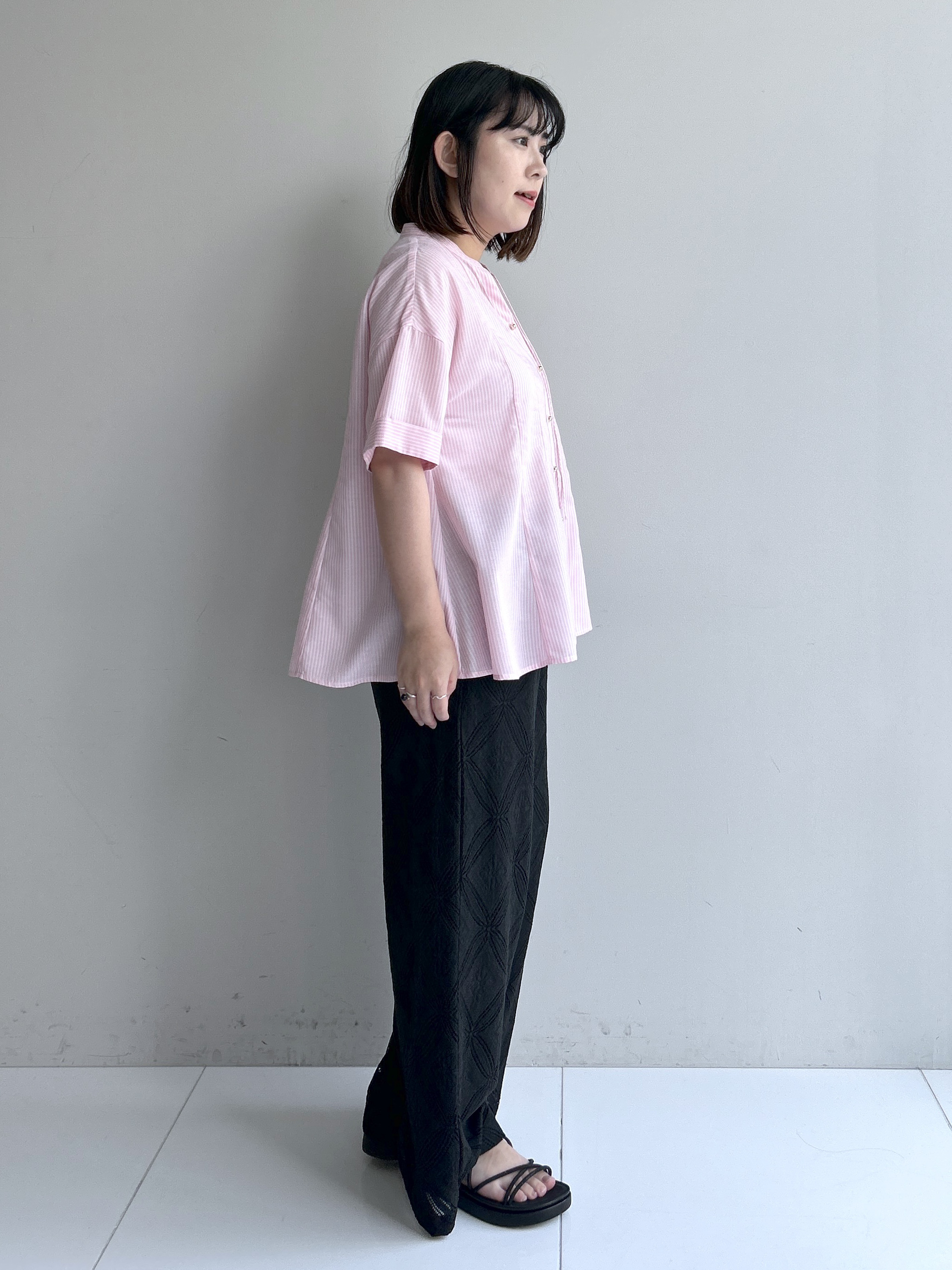 Hirokaさんの「grove｜【洗濯機OK・ひんやり】さらっと軽やか、夏のフレアシャツ」を使ったコーディネート