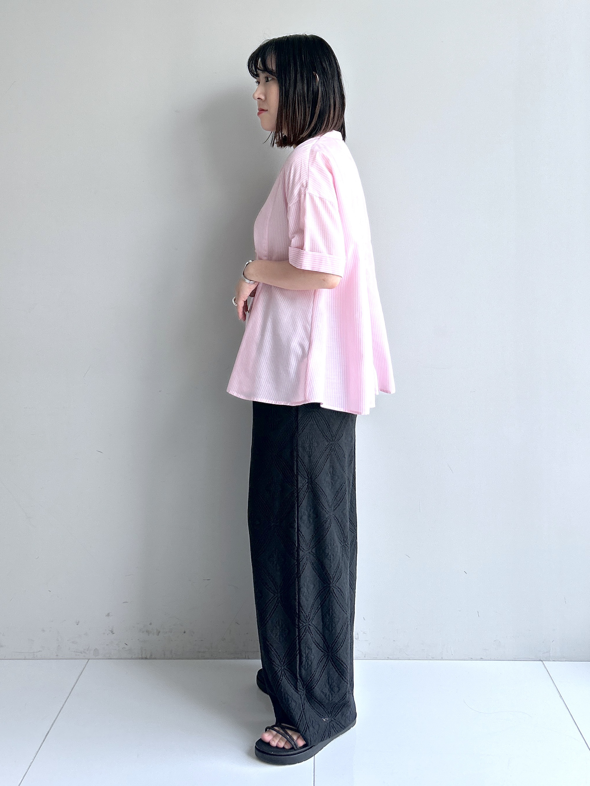 Hirokaさんの「grove｜【洗濯機OK・ひんやり】さらっと軽やか、夏のフレアシャツ」を使ったコーディネート