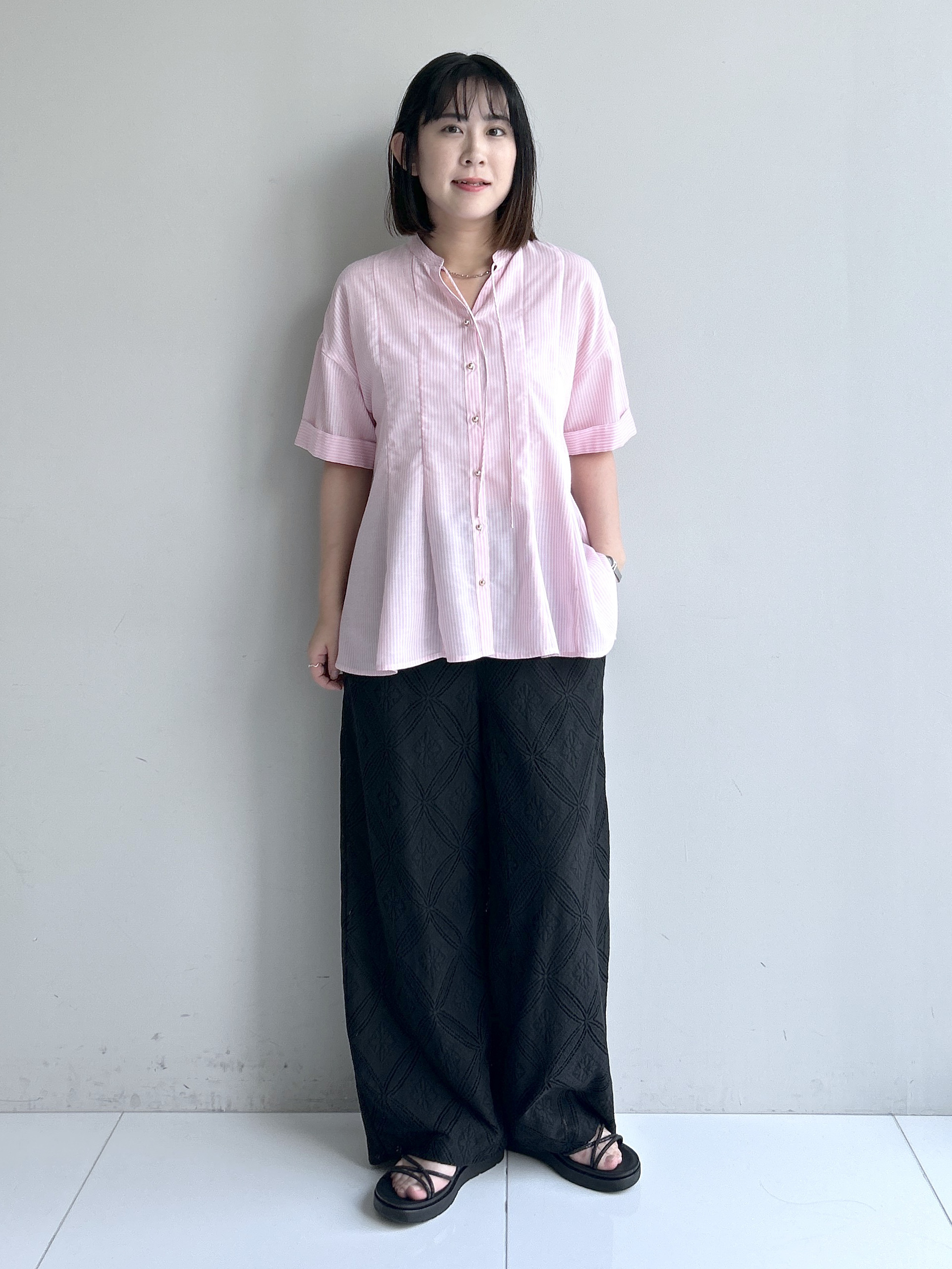 Hirokaさんの「grove｜【洗濯機OK・ひんやり】さらっと軽やか、夏のフレアシャツ」を使ったコーディネート