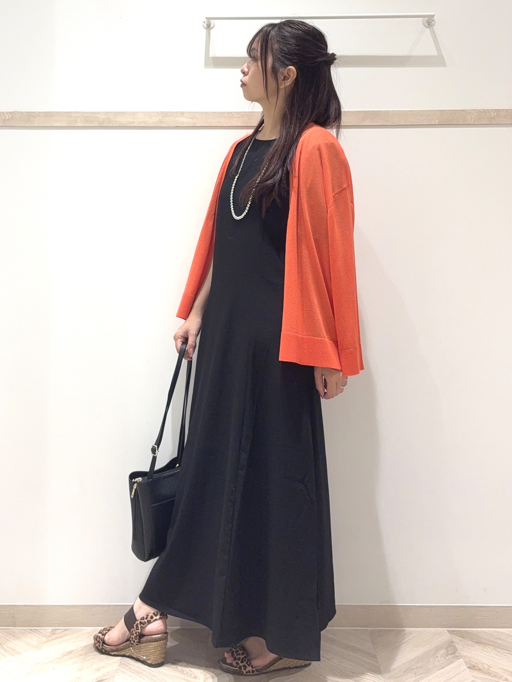 nanaさんの「SHOO･LA･RUE｜【ひんやり/洗濯機可/S-LL】オンにもオフにも マルチに使えるボタンレスカーディガン」を使ったコーディネート