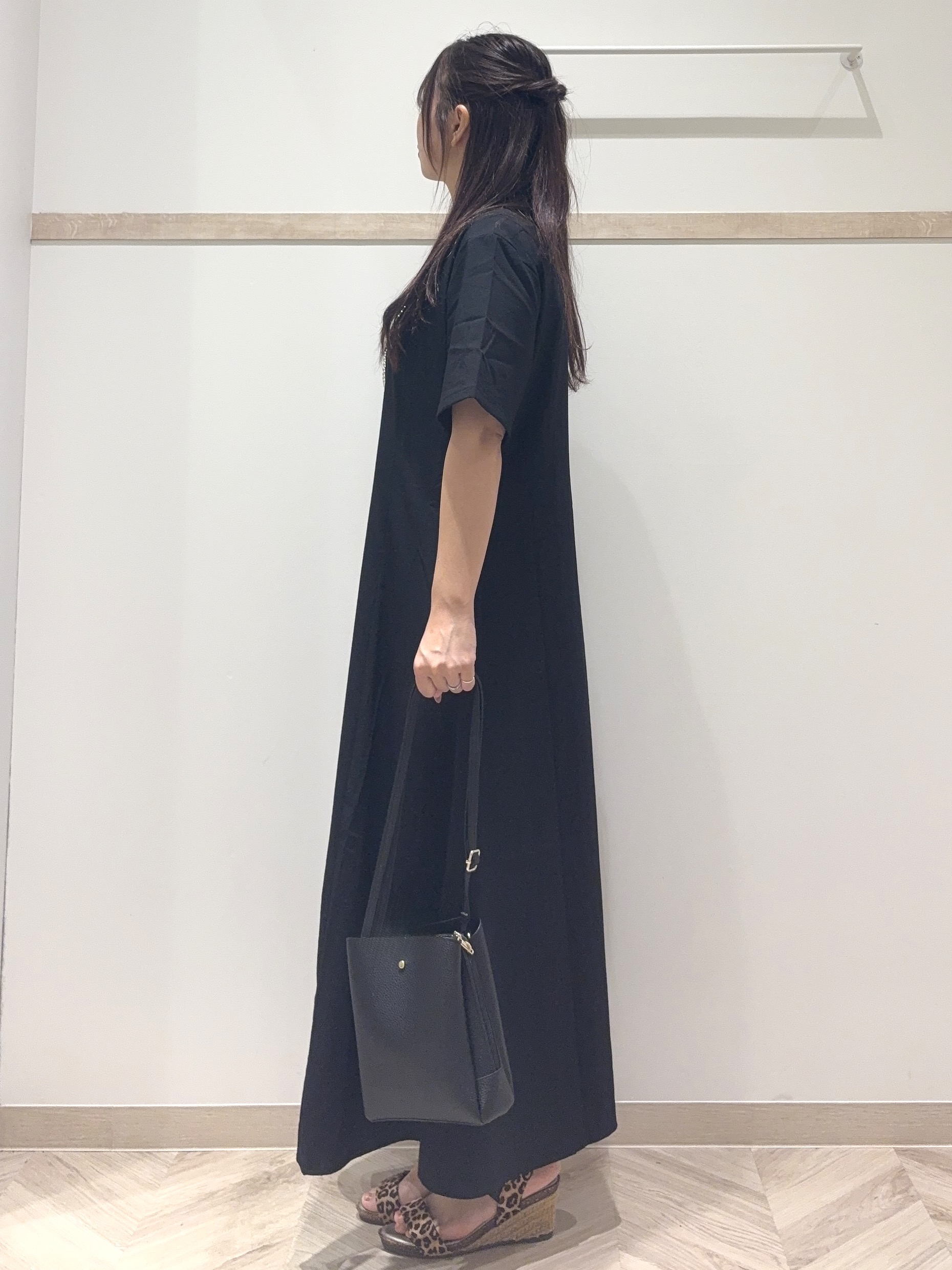 nanaさんの「SHOO･LA･RUE｜【ひんやり/洗濯機可/S-LL】オンにもオフにも マルチに使えるボタンレスカーディガン」を使ったコーディネート