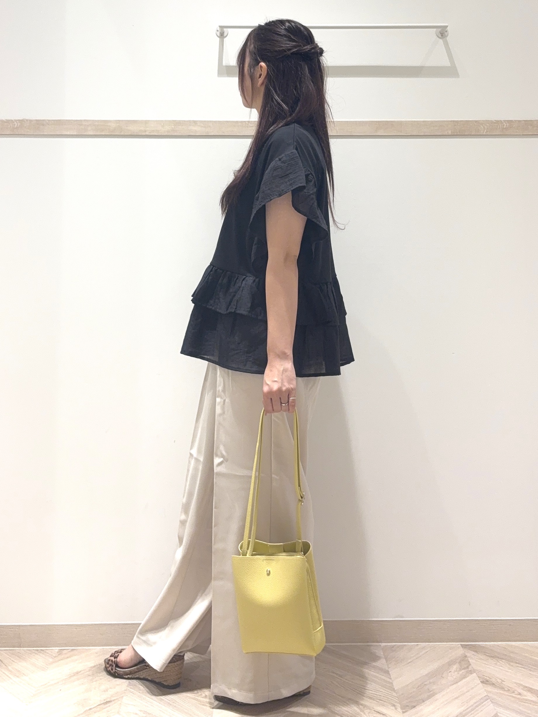 nanaさんの「SHOO･LA･RUE｜【S-LL/洗濯機可】着るだけで決まる 主役級フリルトップス」を使ったコーディネート