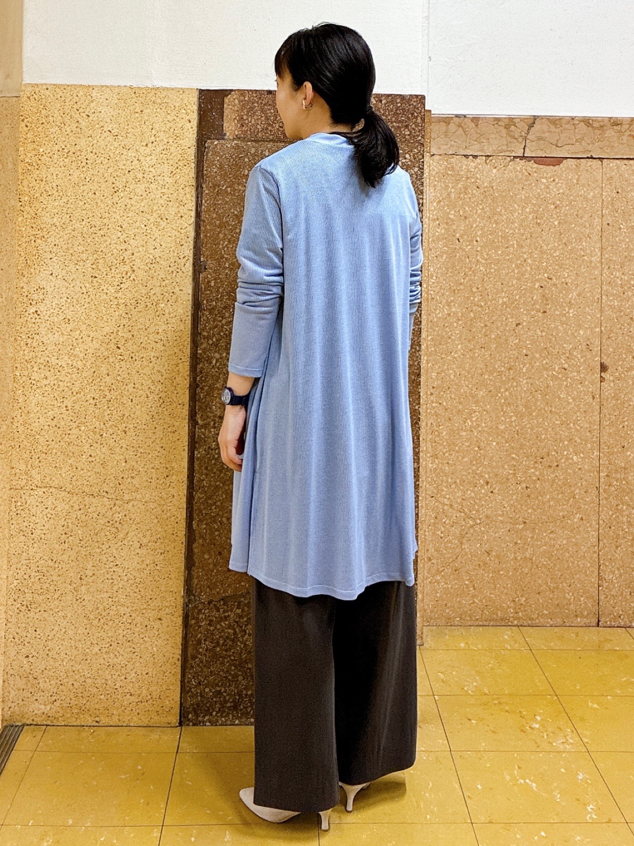 hattoriさんの「INDIVI｜【洗える／アンサンブル可能】シアースストライプカーディガン」を使ったコーディネート
