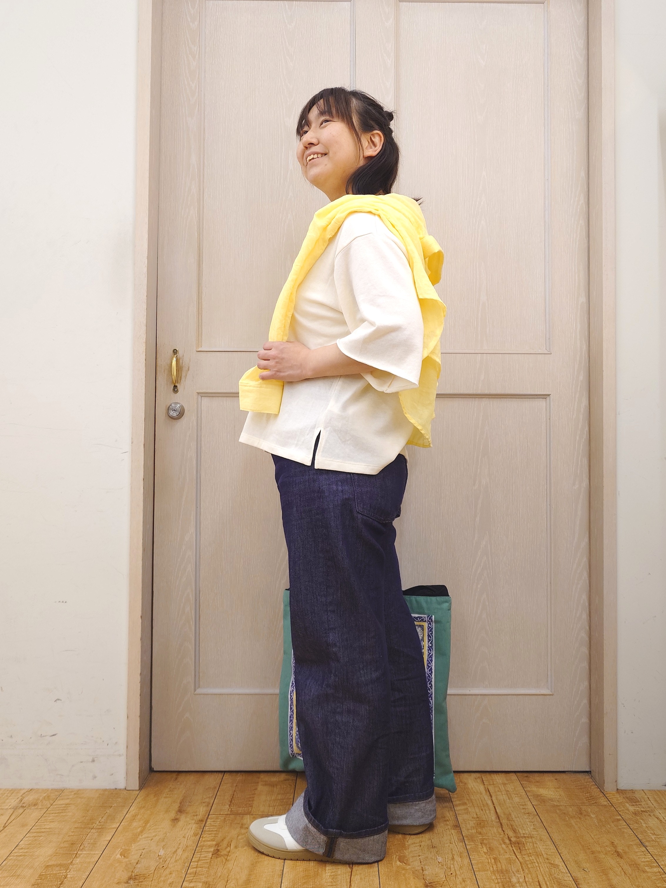 とろろさんの「SHOO･LA･RUE｜【洗濯機可/S-LL/選べる6柄】切りっぱなしお袖がこなれカジュアル 5分袖シアーTシャツ」を使ったコーディネート