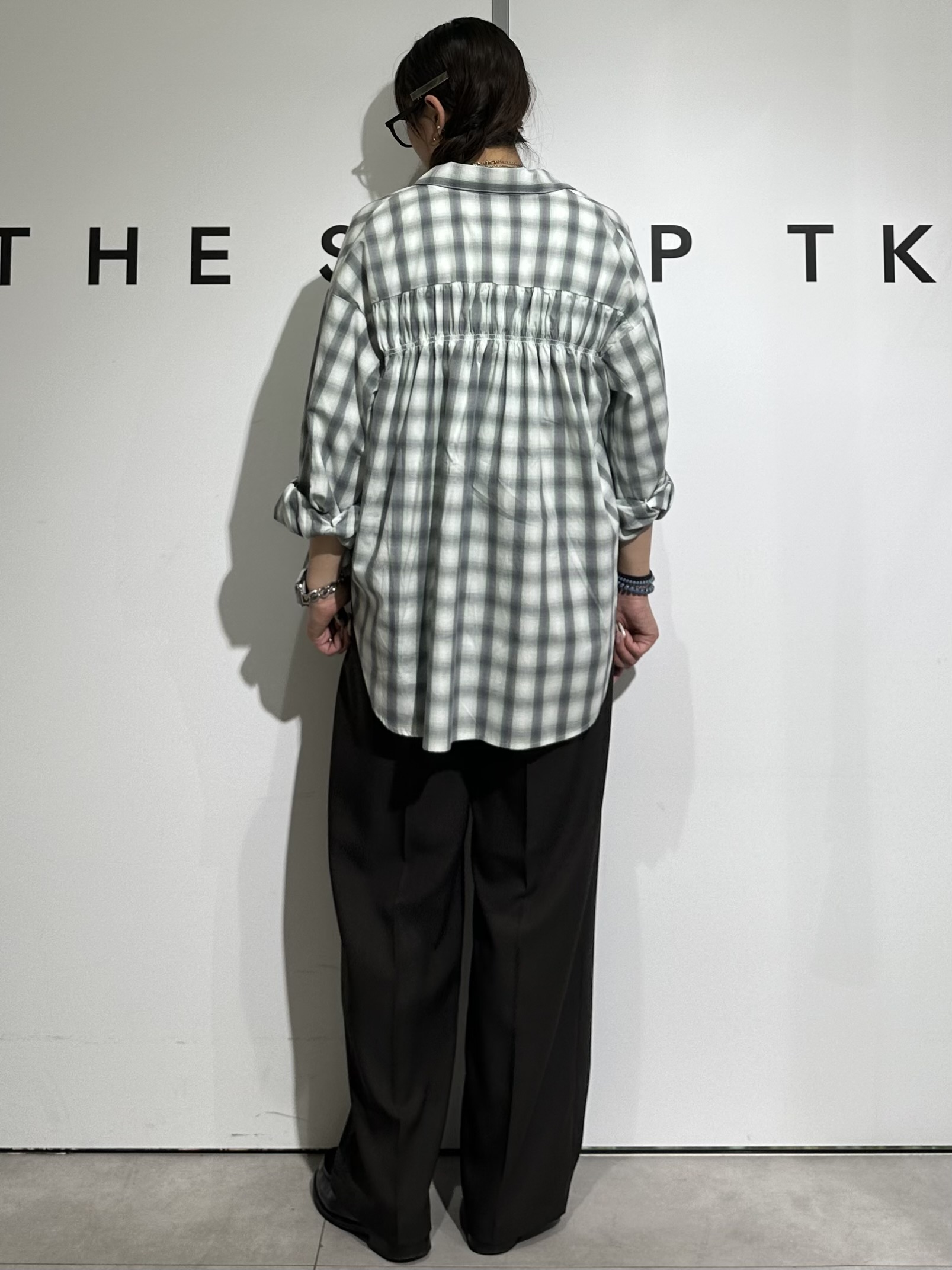 cottonさんの「THE SHOP TK｜【後ろ姿もサマになる】バックシャーリングシャツ」を使ったコーディネート