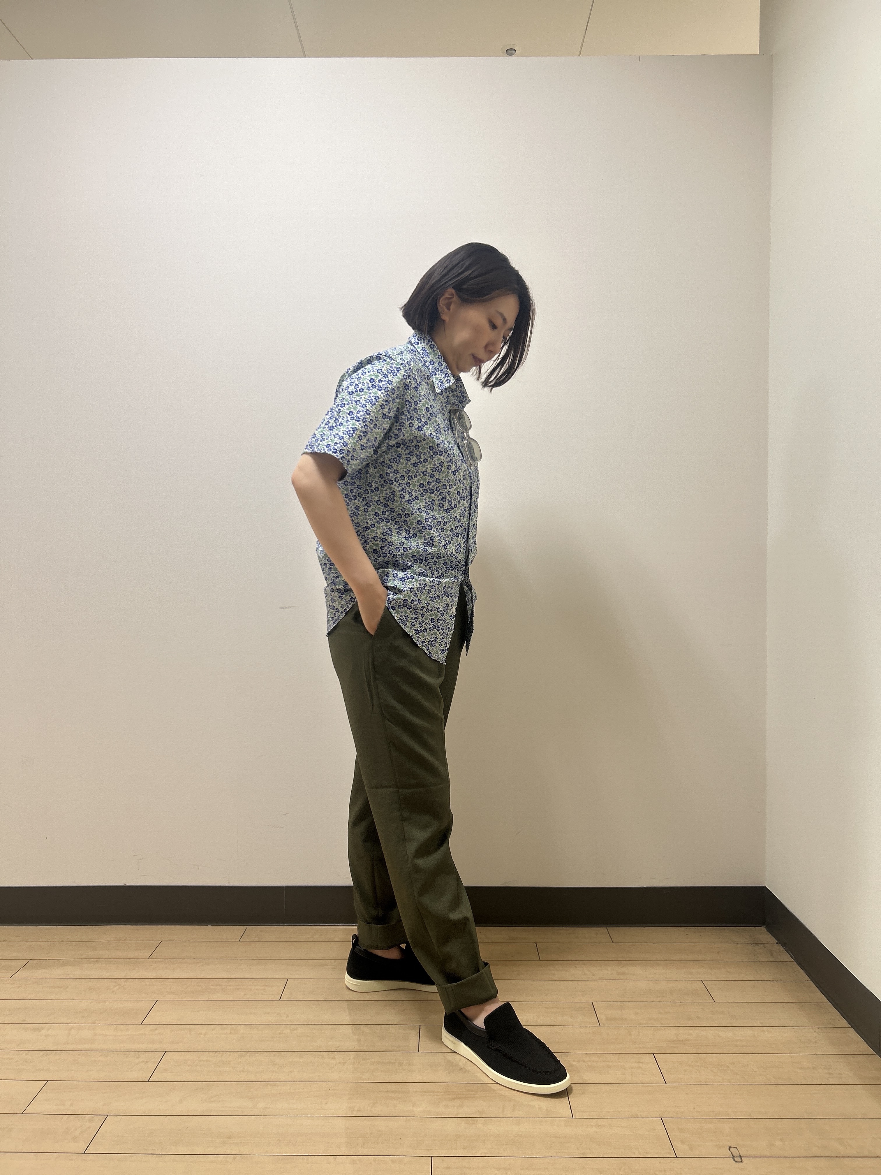 okaさんの「TAKEO KIKUCHI｜リップル小花シャツ」を使ったコーディネート