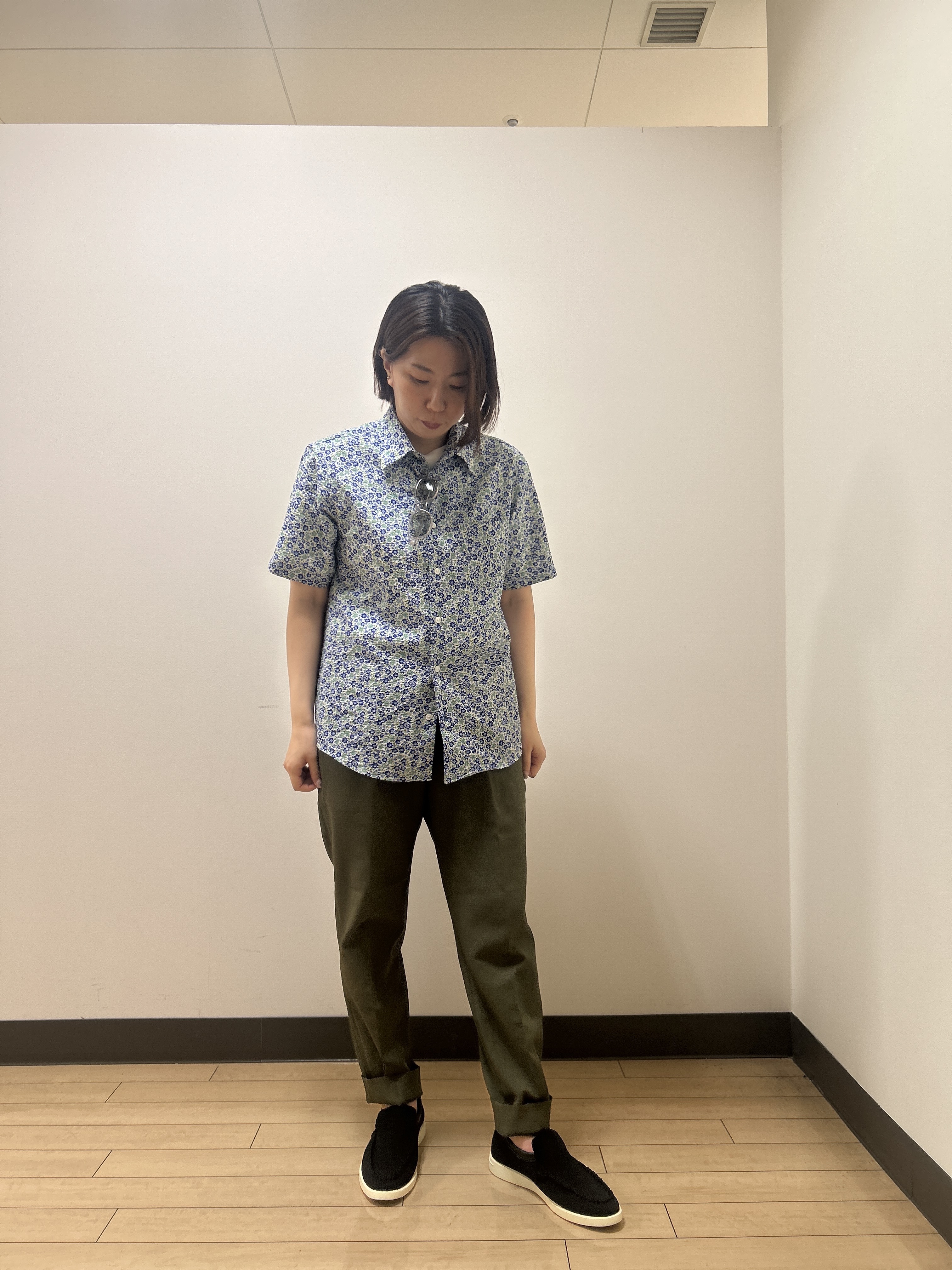 okaさんの「TAKEO KIKUCHI｜リップル小花シャツ」を使ったコーディネート