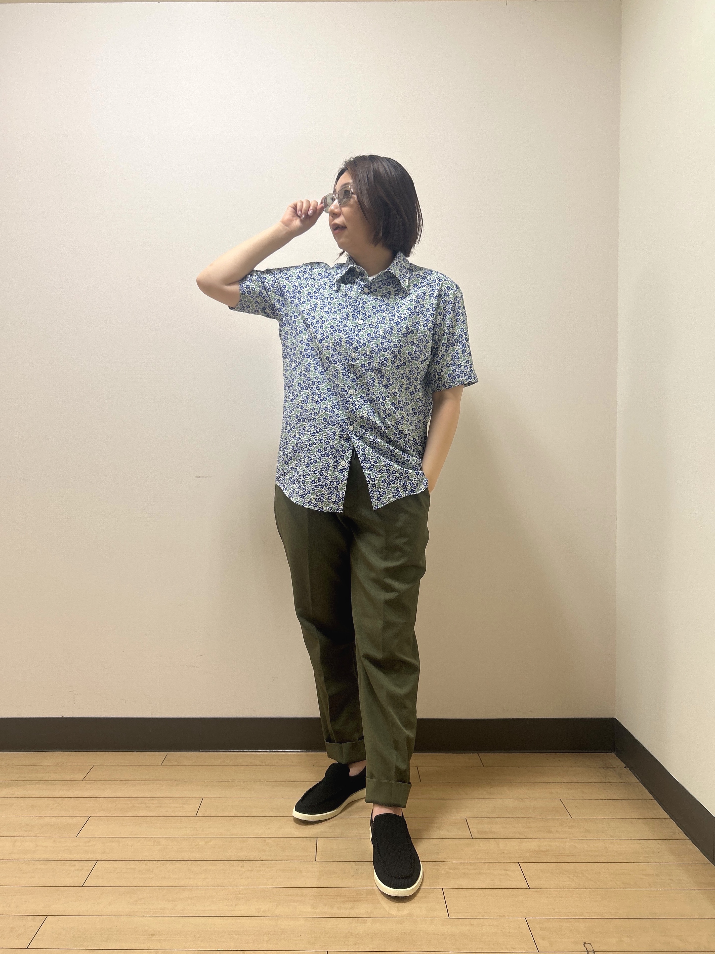 okaさんの「TAKEO KIKUCHI｜リップル小花シャツ」を使ったコーディネート