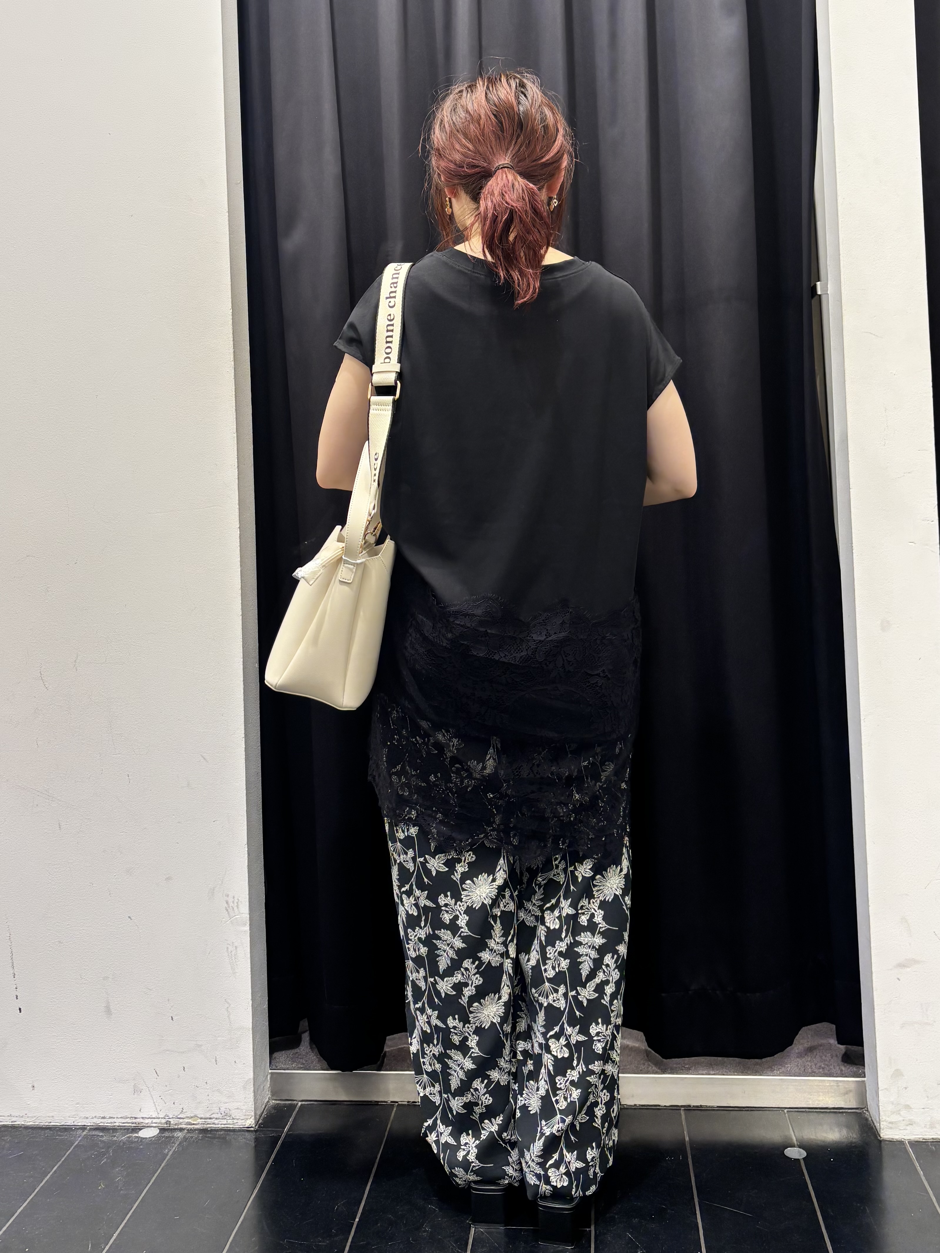 mameさんの「THE SHOP TK｜レース切替 ロングTシャツ」を使ったコーディネート