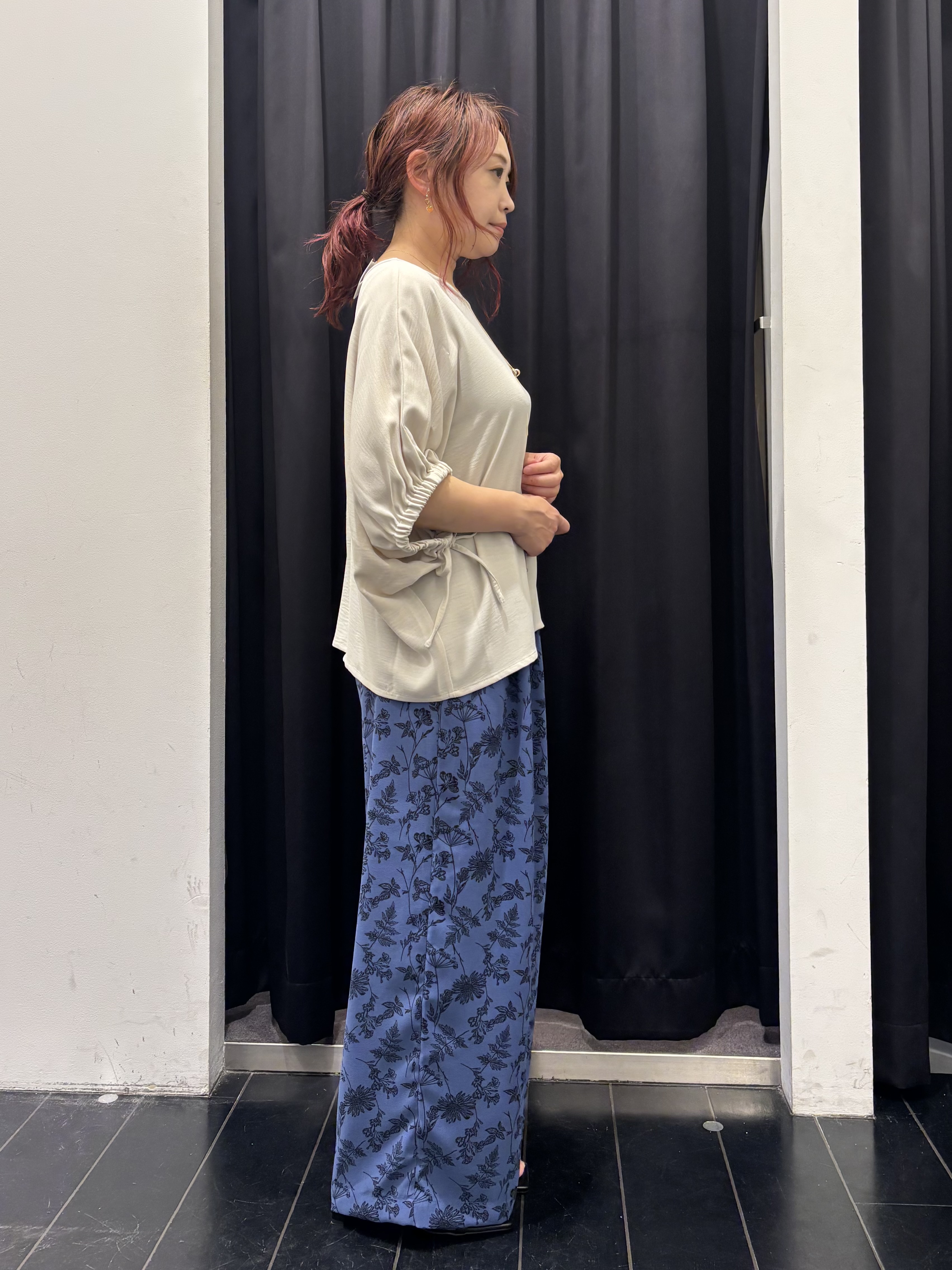 mameさんの「THE SHOP TK｜【ひんやり/防しわ/UV/吸水速乾】袖ドロストドルマントップス」を使ったコーディネート