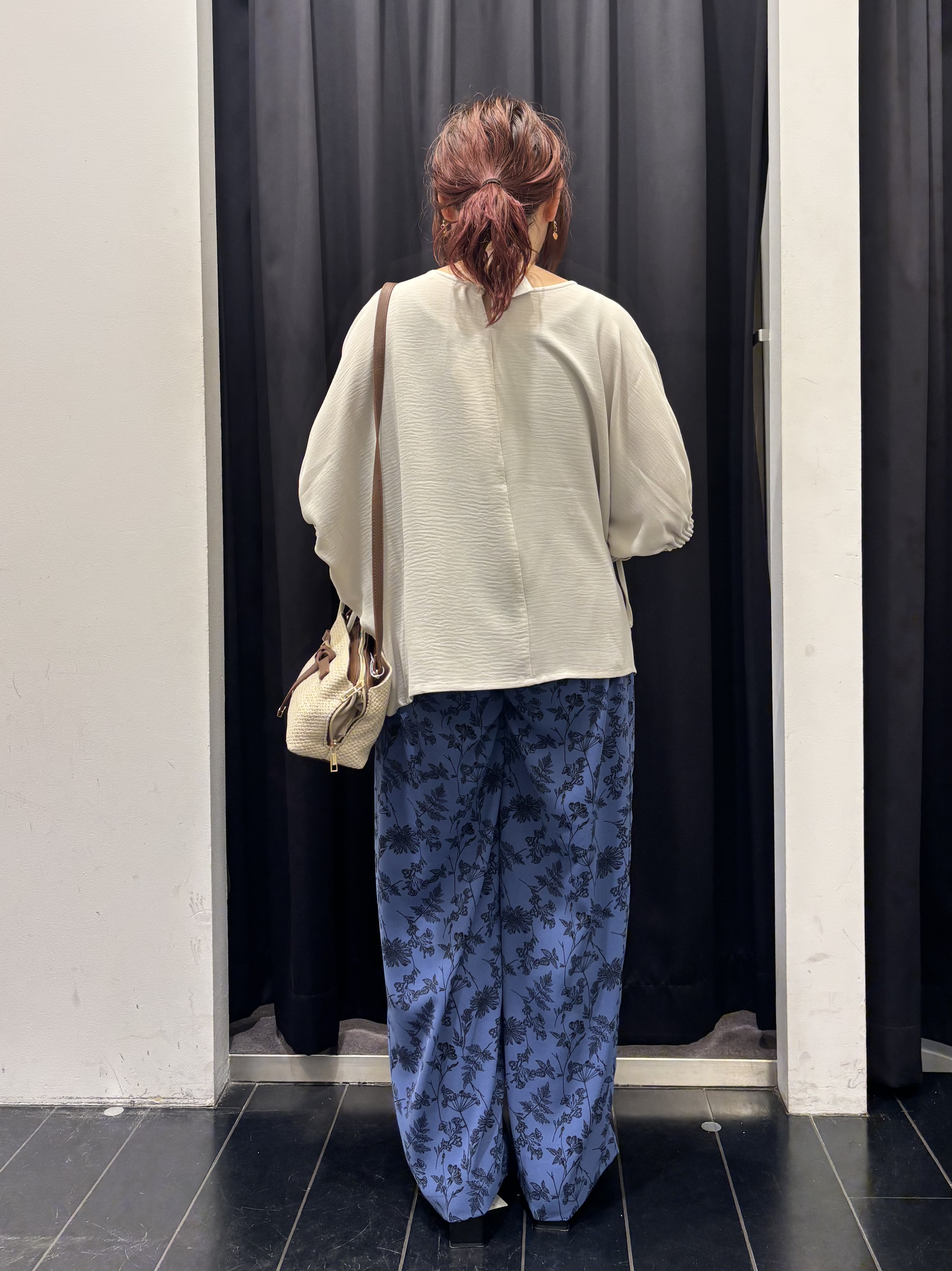 mameさんの「THE SHOP TK｜【ひんやり/防しわ/UV/吸水速乾】袖ドロストドルマントップス」を使ったコーディネート