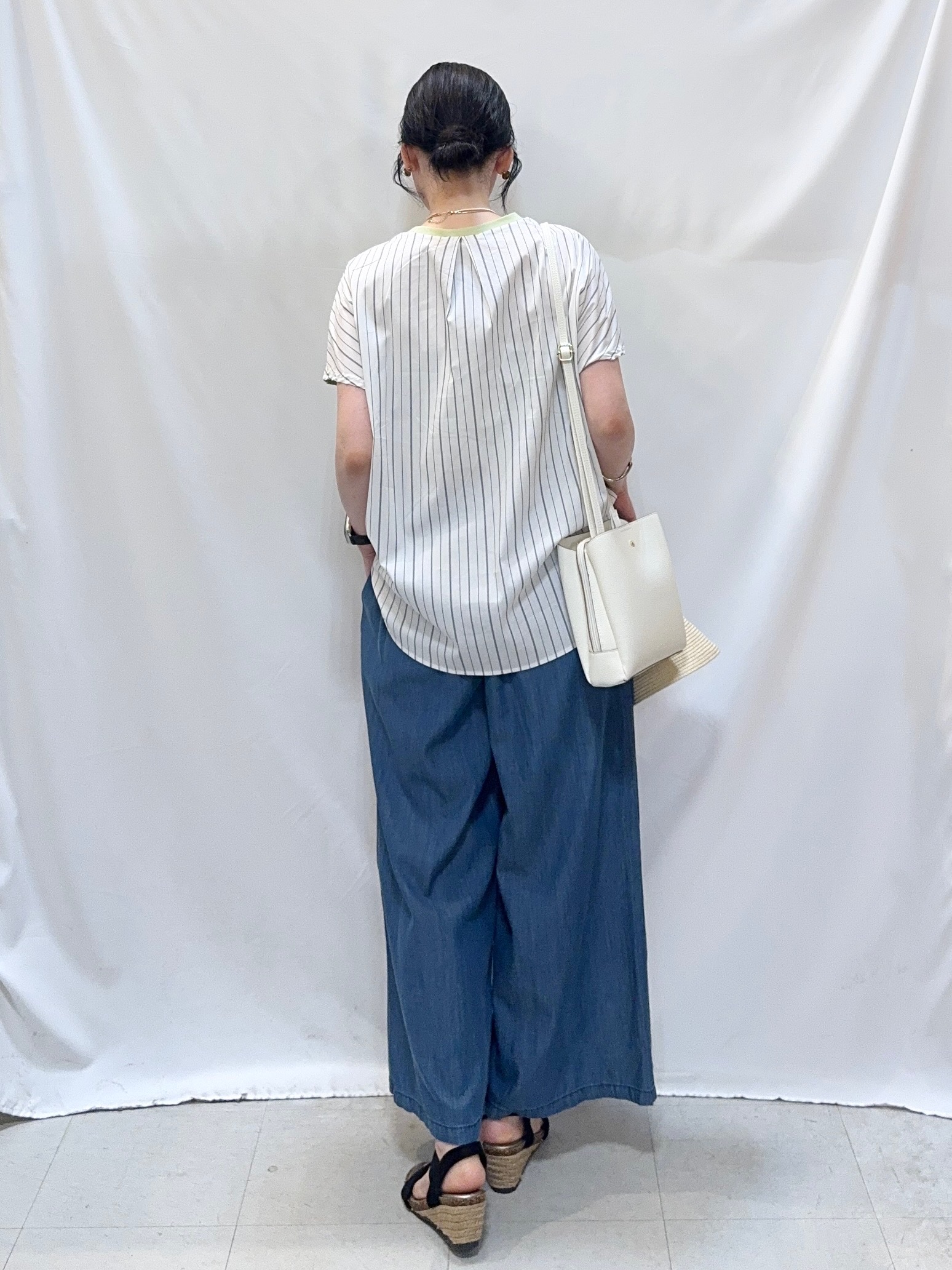 𝐇𝐢𝐫𝐨𝐦𝐢さんの「SHOO･LA･RUE｜【ひんやり/S-LL】インしない大人の爽やかスタイルに 前後異素材切替トップス」を使ったコーディネート