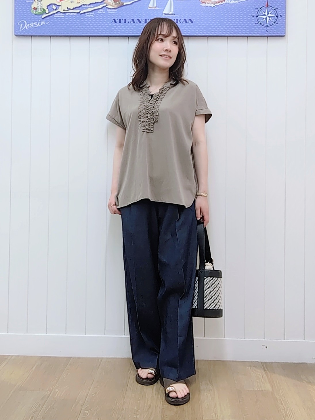 itoさんの「Dessin｜バンドカラーフロントフリルブラウス」を使ったコーディネート