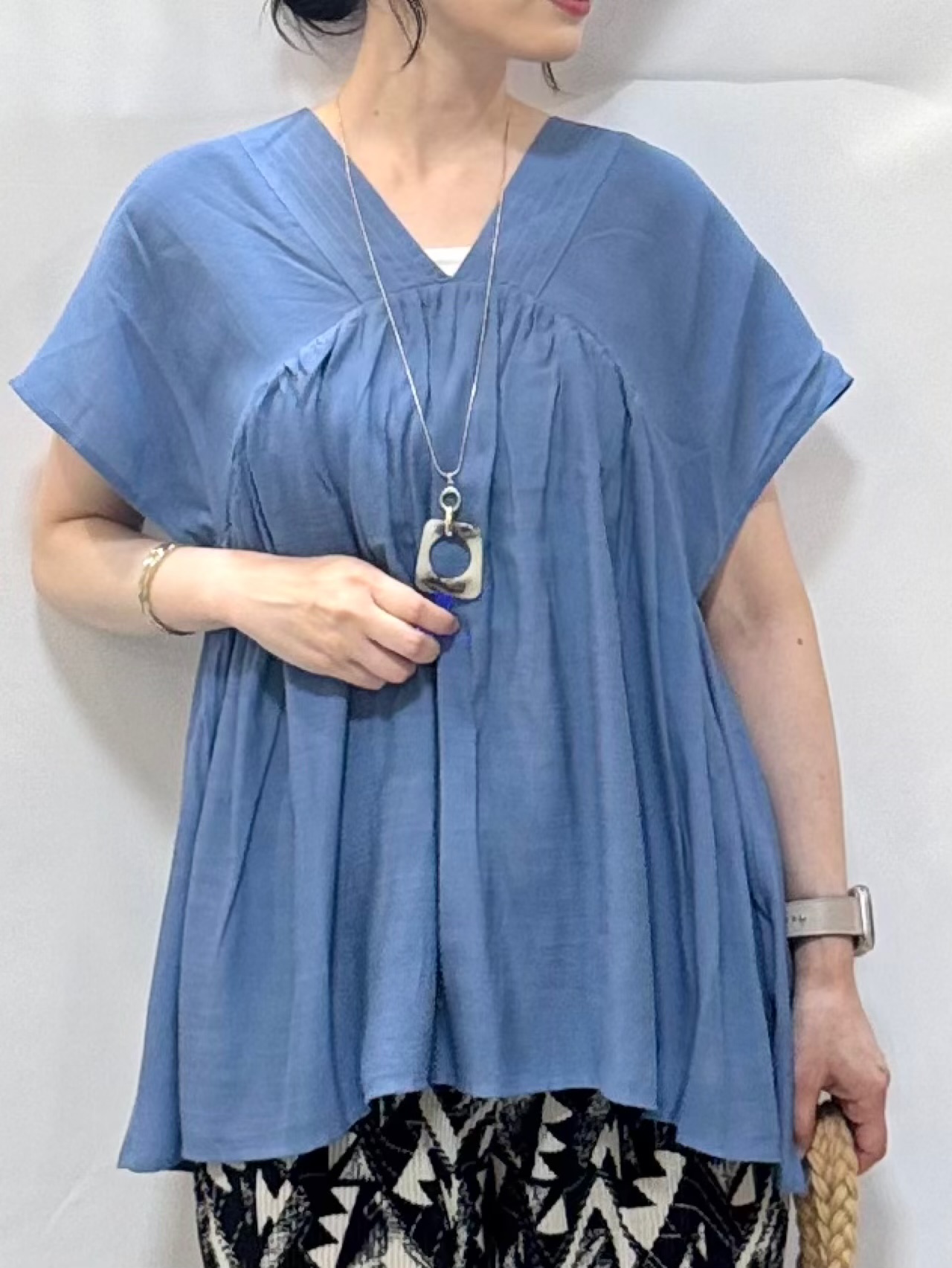 𝐇𝐢𝐫𝐨𝐦𝐢さんの「SHOO･LA･RUE｜【ひんやり/UV/体型カバー】インせず着られる Vネックギャザーブラウス」を使ったコーディネート