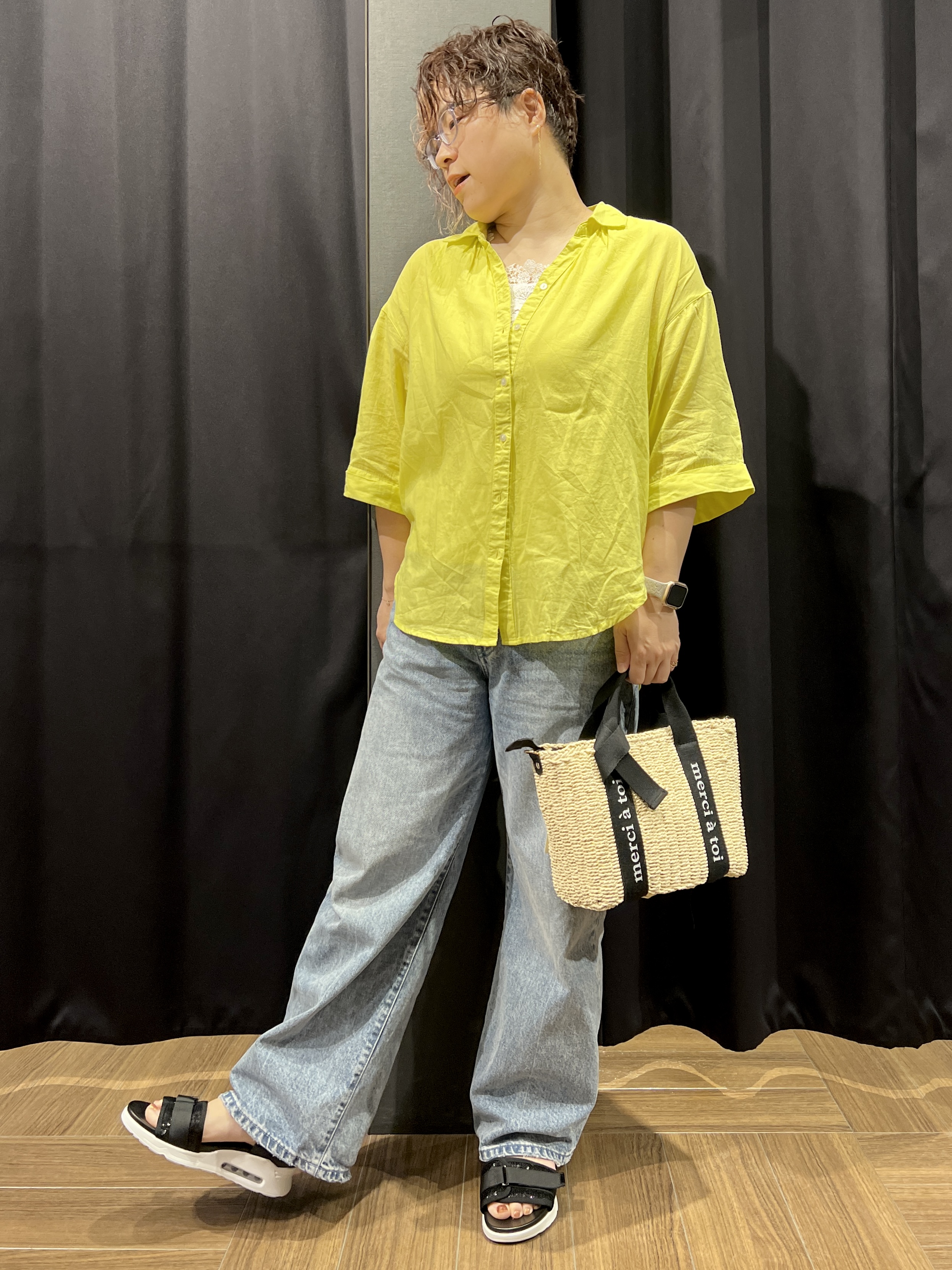 OKMKさんの「THE SHOP TK｜ポジティブカラーが映える　バイオウォッシュバックギャザーシャツ」を使ったコーディネート