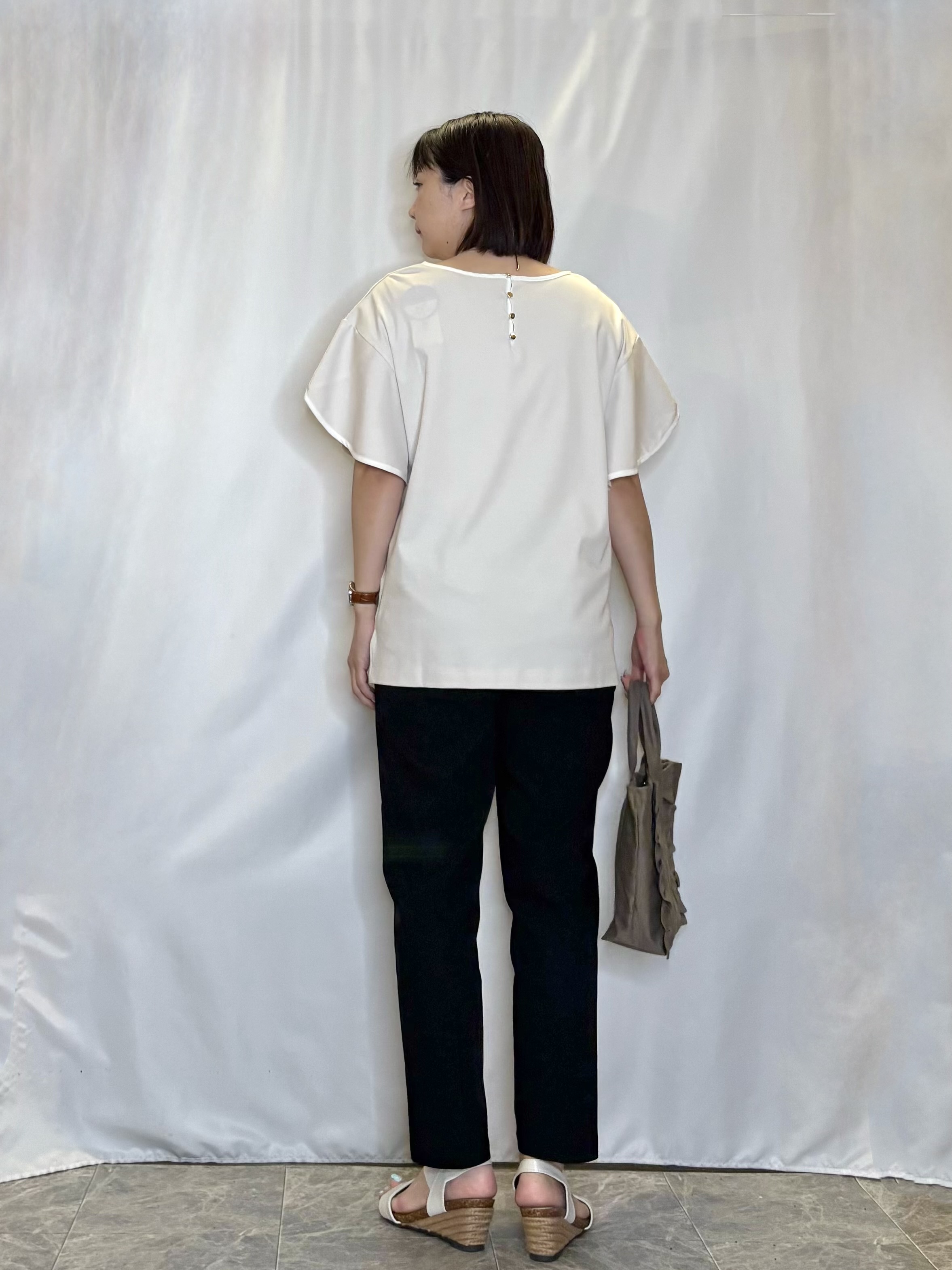 ネリさんの「SHOO･LA･RUE｜【ひんやり/洗濯機可/S-LL】配色パイピング フレアスリーブトップス」を使ったコーディネート