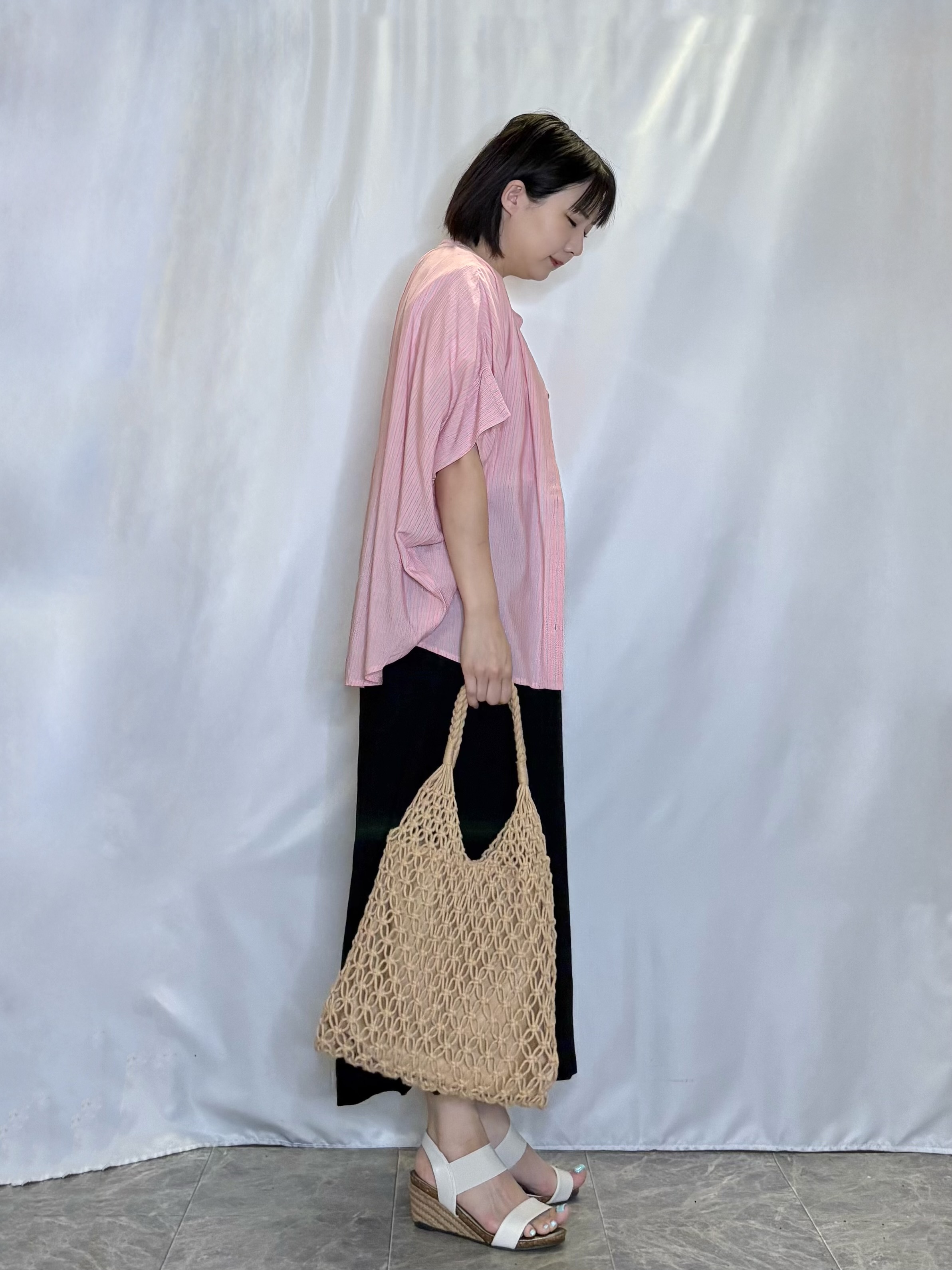 ネリさんの「SHOO･LA･RUE｜【ひんやり/洗濯機可/体型カバー】二の腕隠れる ゆるっと襟ギャザーレーヨンブラウス」を使ったコーディネート