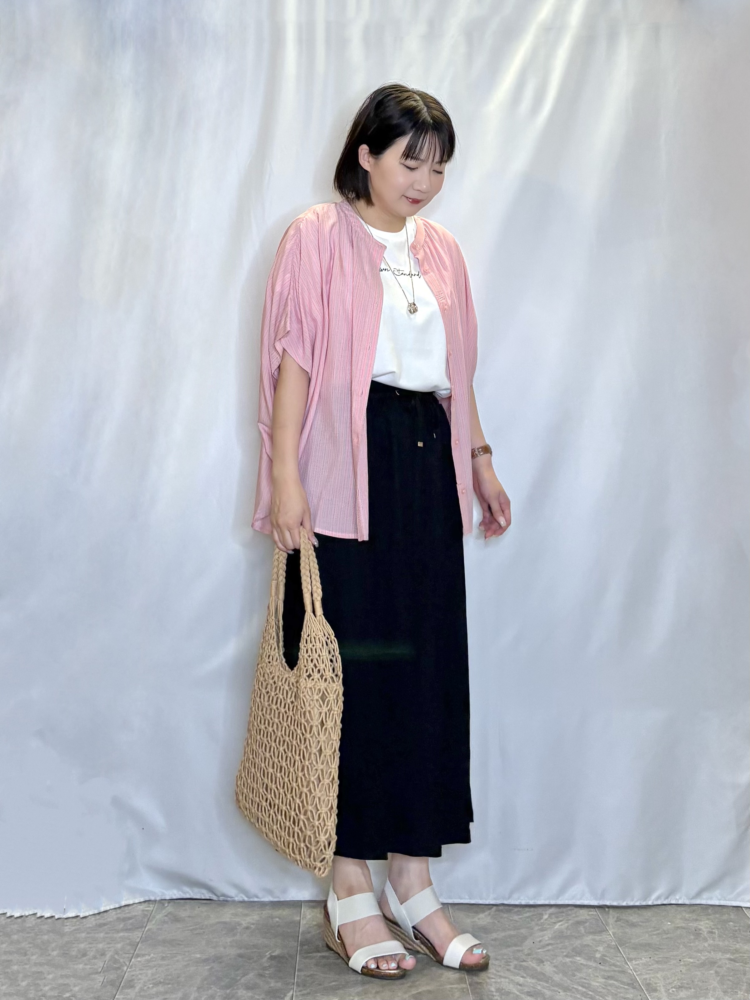 ネリさんの「SHOO･LA･RUE｜【ひんやり/洗濯機可/体型カバー】二の腕隠れる ゆるっと襟ギャザーレーヨンブラウス」を使ったコーディネート