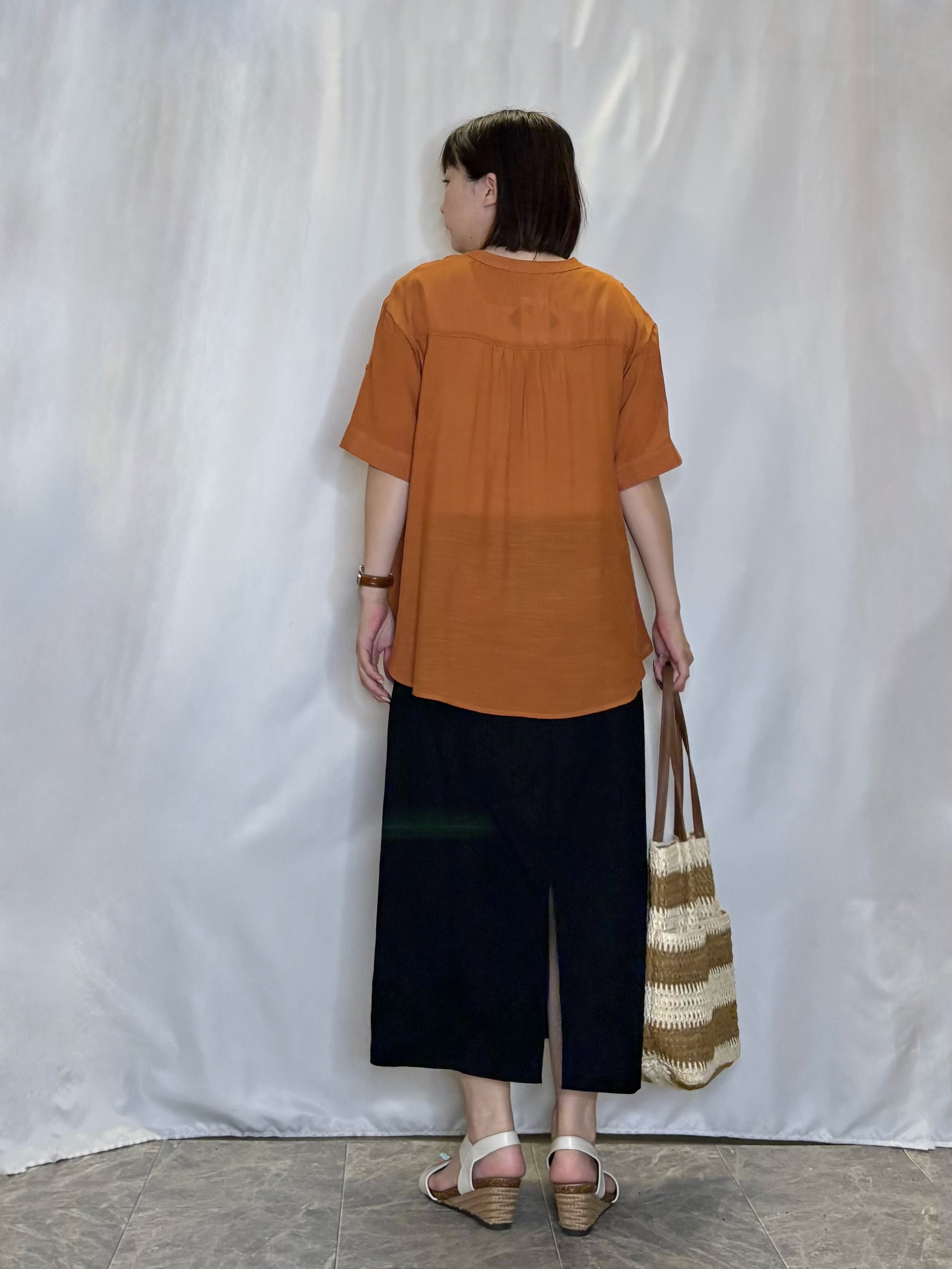 ネリさんの「SHOO･LA･RUE｜【ひんやり/UV】お袖の長さが調整出来る シャーリングスキッパーブラウス」を使ったコーディネート