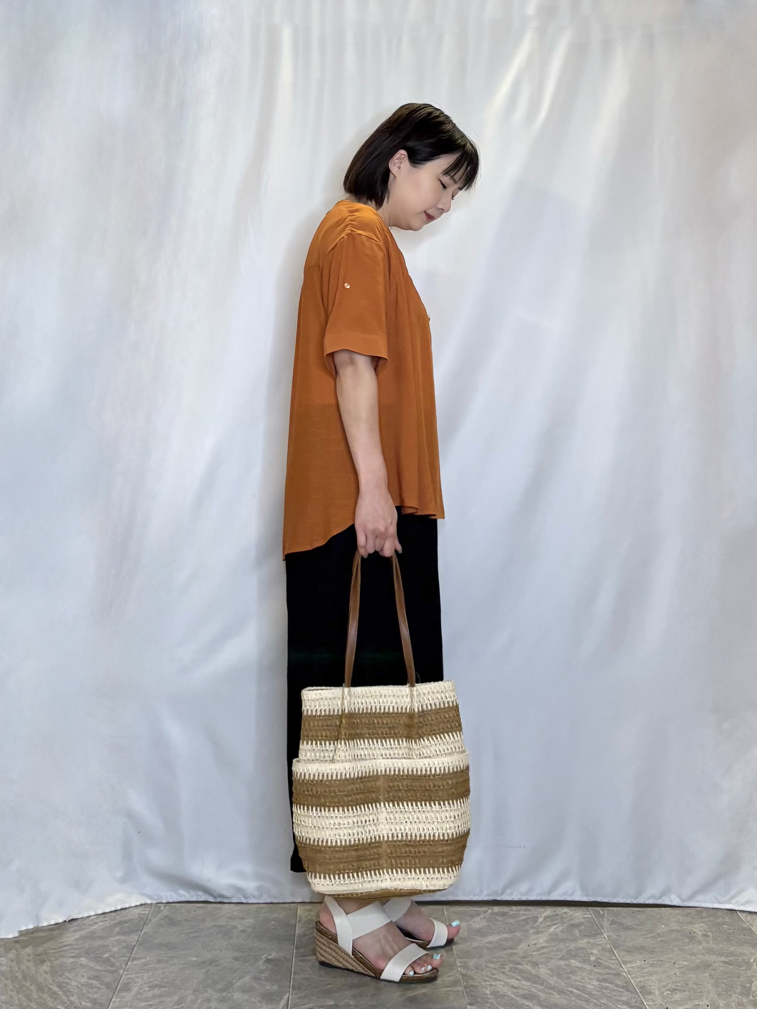 ネリさんの「SHOO･LA･RUE｜【ひんやり/UV】お袖の長さが調整出来る シャーリングスキッパーブラウス」を使ったコーディネート