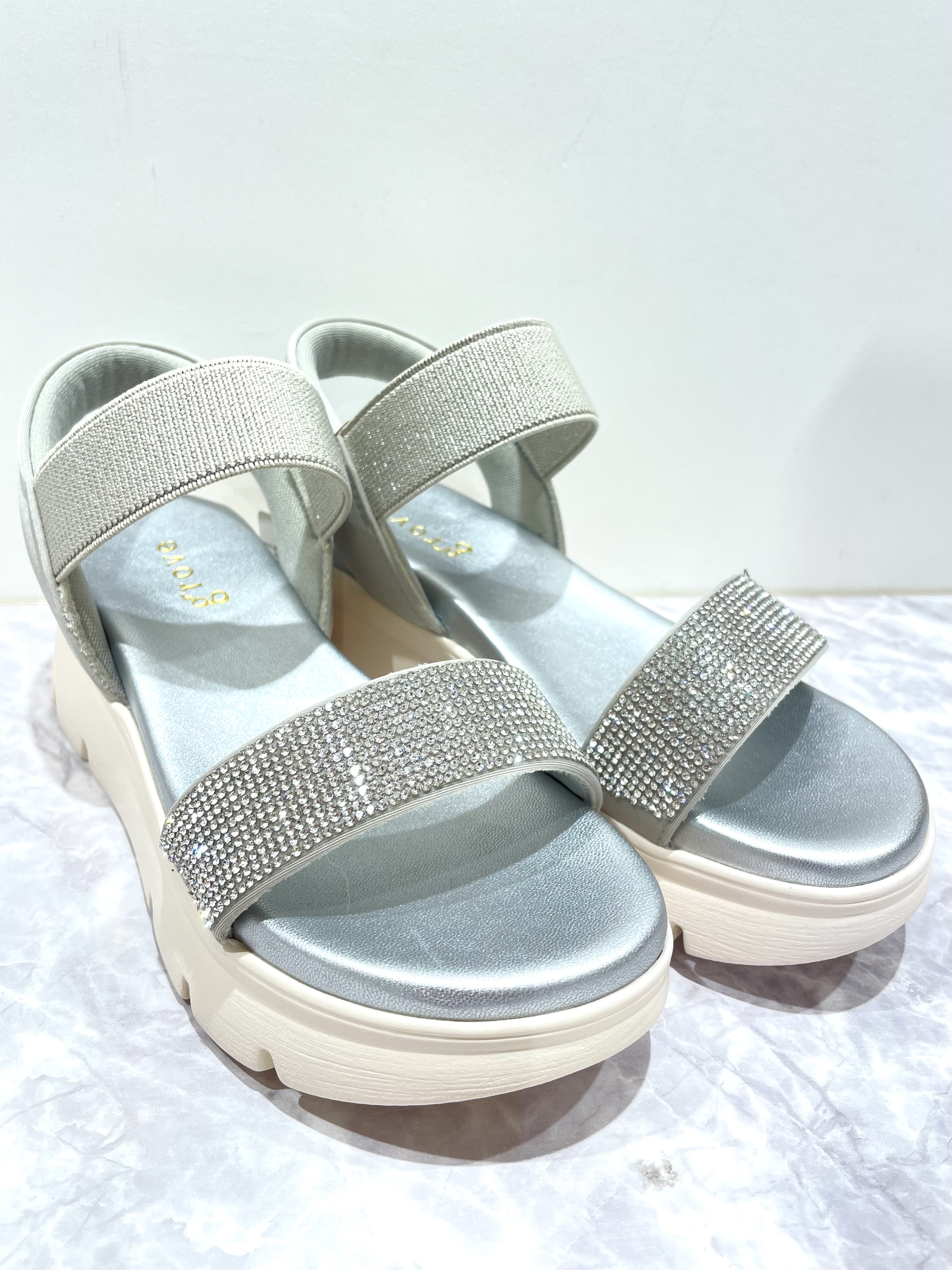 Tomoさんの「grove｜高評価！【洗える/名品】大人の透け感、シアーカーディガン」を使ったコーディネート