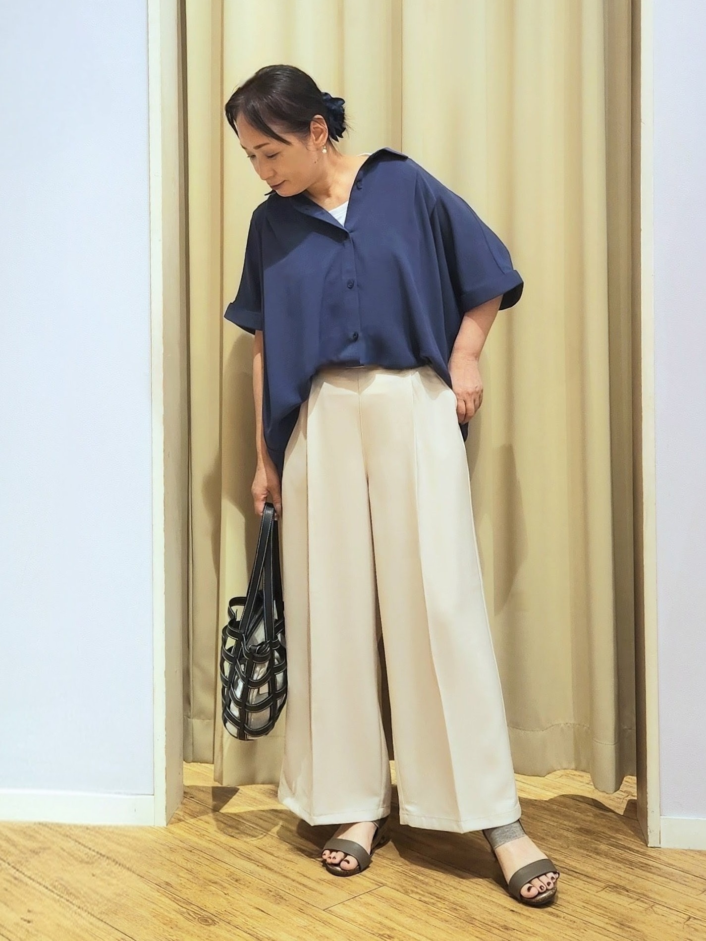 くまさんの「SHOO･LA･RUE｜【ひんやり/洗濯機可/S-LL】肩タックとロールアップでこなれ見え デザイン半袖シャツ」を使ったコーディネート
