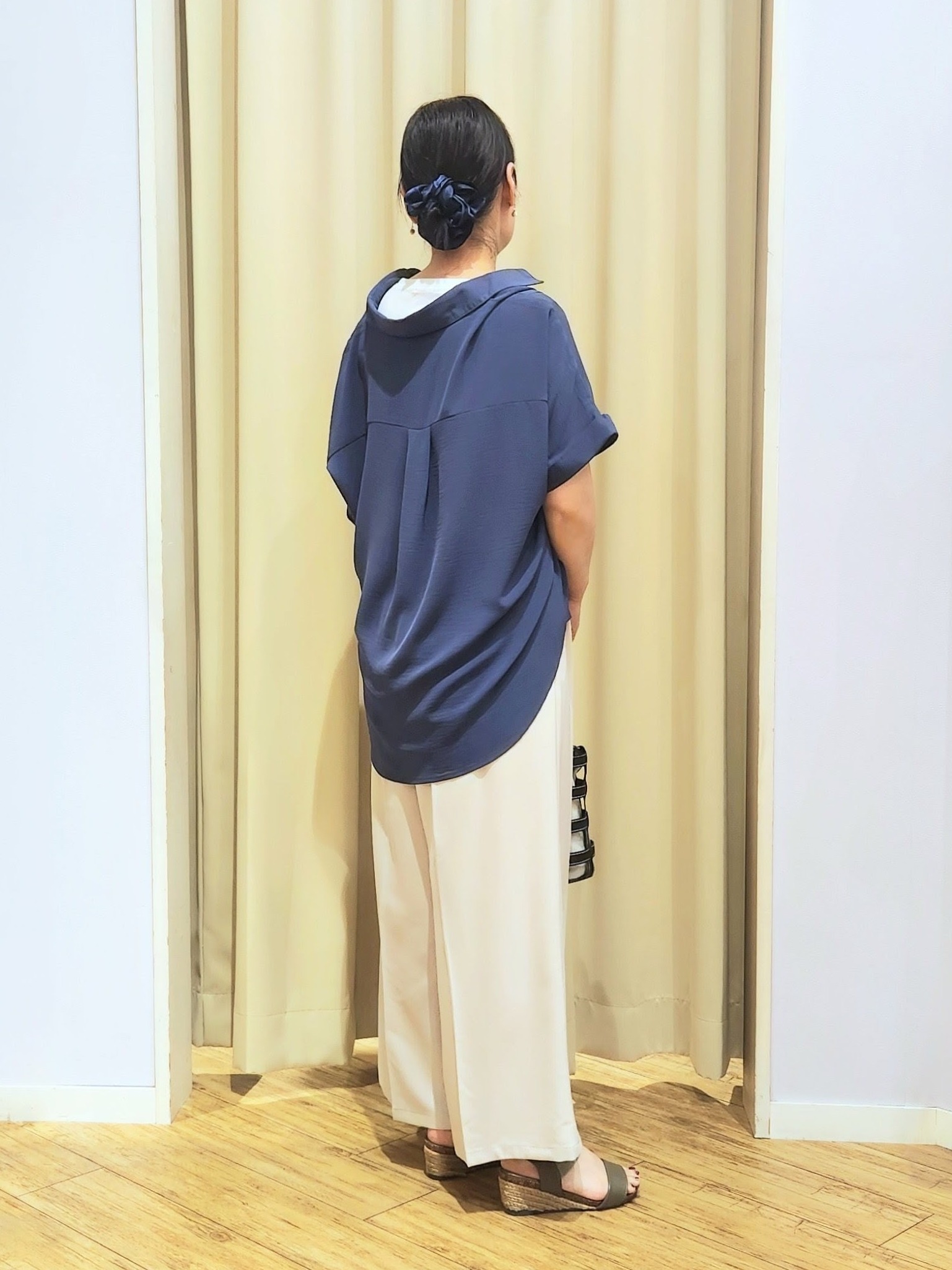 くまさんの「SHOO･LA･RUE｜【ひんやり/洗濯機可/S-LL】肩タックとロールアップでこなれ見え デザイン半袖シャツ」を使ったコーディネート