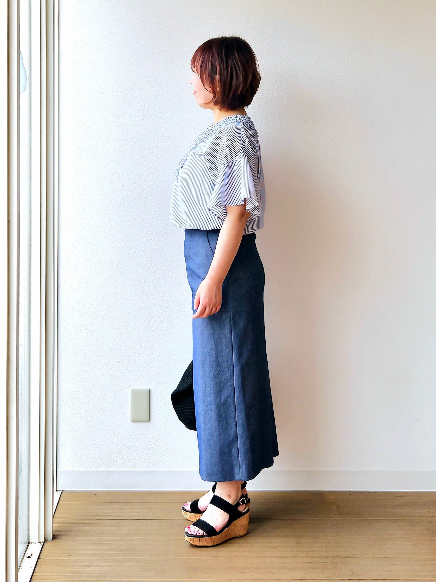 やじまさんの「UNTITLED｜【接触冷感/通気性/洗える】Vネックフリルブラウス」を使ったコーディネート