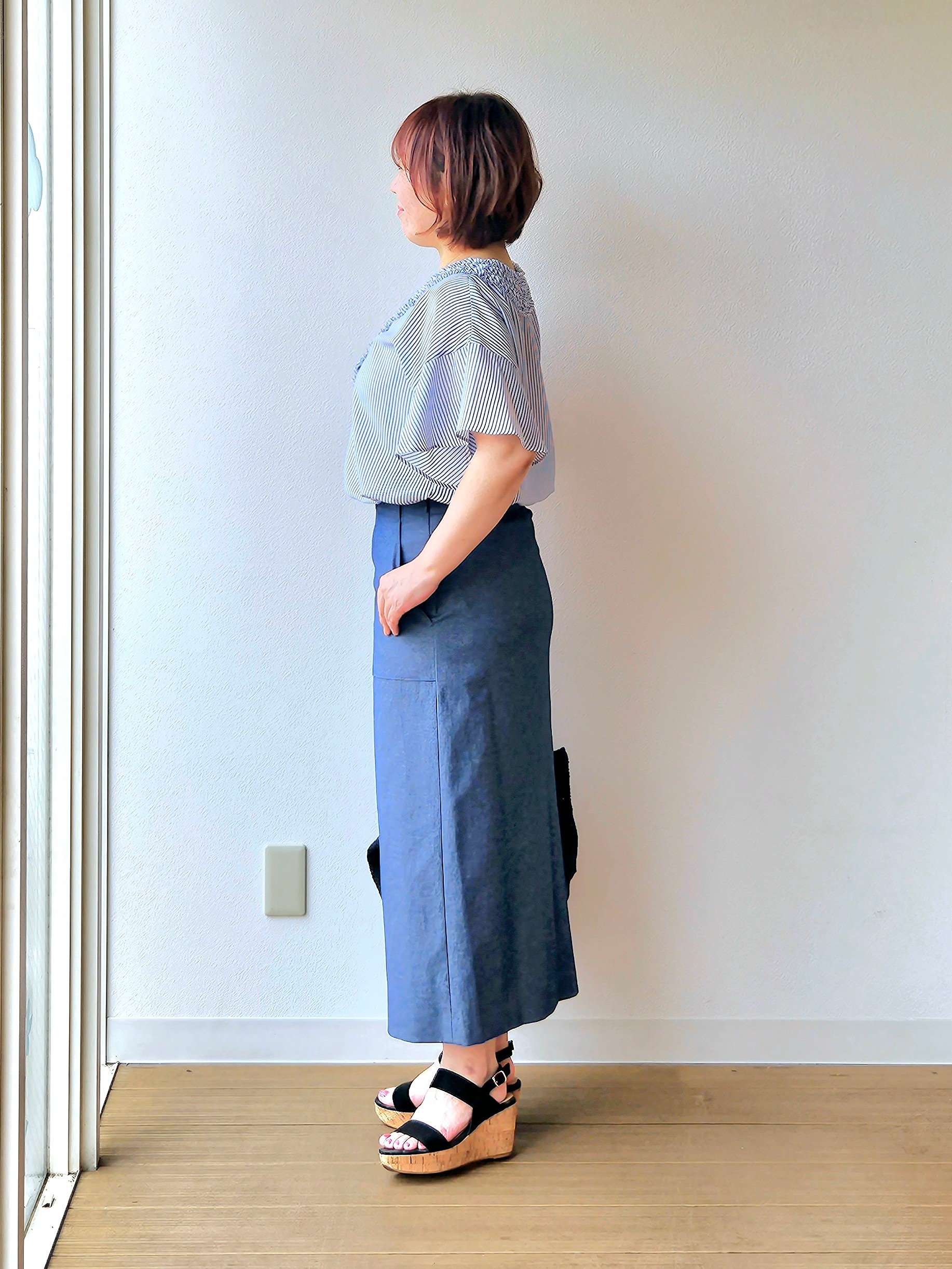 やじまさんの「UNTITLED｜【接触冷感/通気性/洗える】Vネックフリルブラウス」を使ったコーディネート