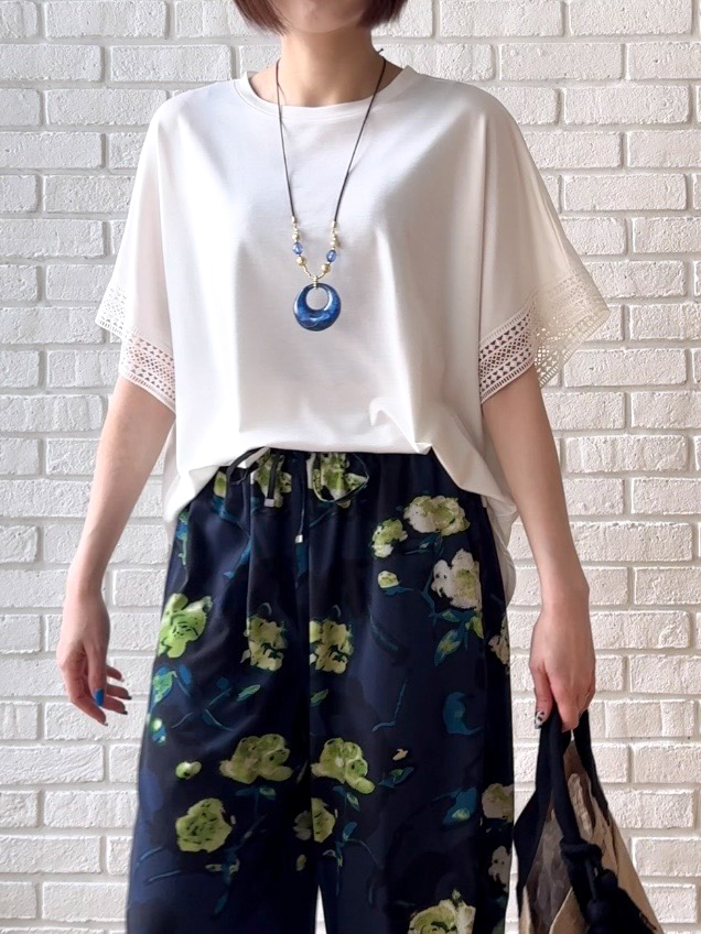 𝐜𝐡𝐢𝐤𝐚さんの「SHOO･LA･RUE｜【ひんやり/UV】お袖レースが上品 ゆったりとろみトップス」を使ったコーディネート