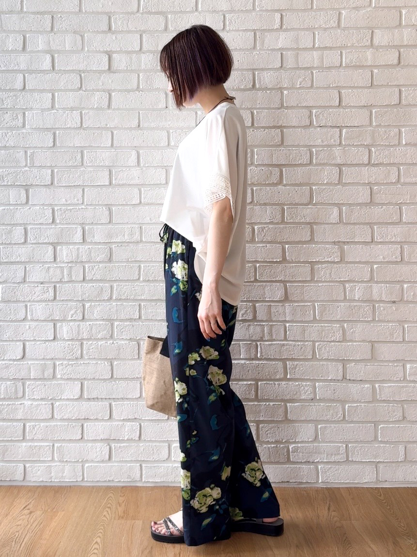 𝐜𝐡𝐢𝐤𝐚さんの「SHOO･LA･RUE｜【ひんやり/UV】お袖レースが上品 ゆったりとろみトップス」を使ったコーディネート