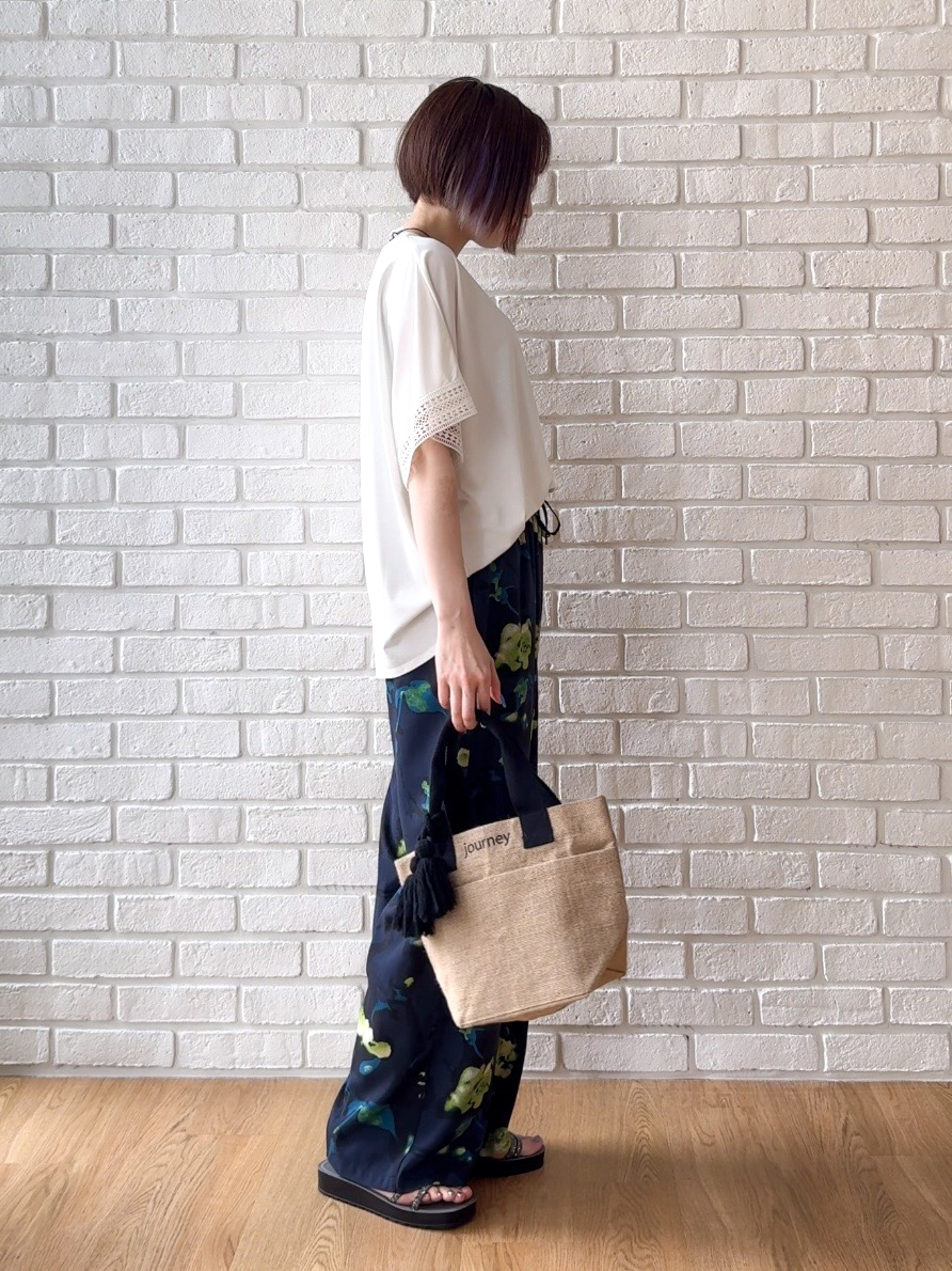 𝐜𝐡𝐢𝐤𝐚さんの「SHOO･LA･RUE｜【ひんやり/UV】お袖レースが上品 ゆったりとろみトップス」を使ったコーディネート
